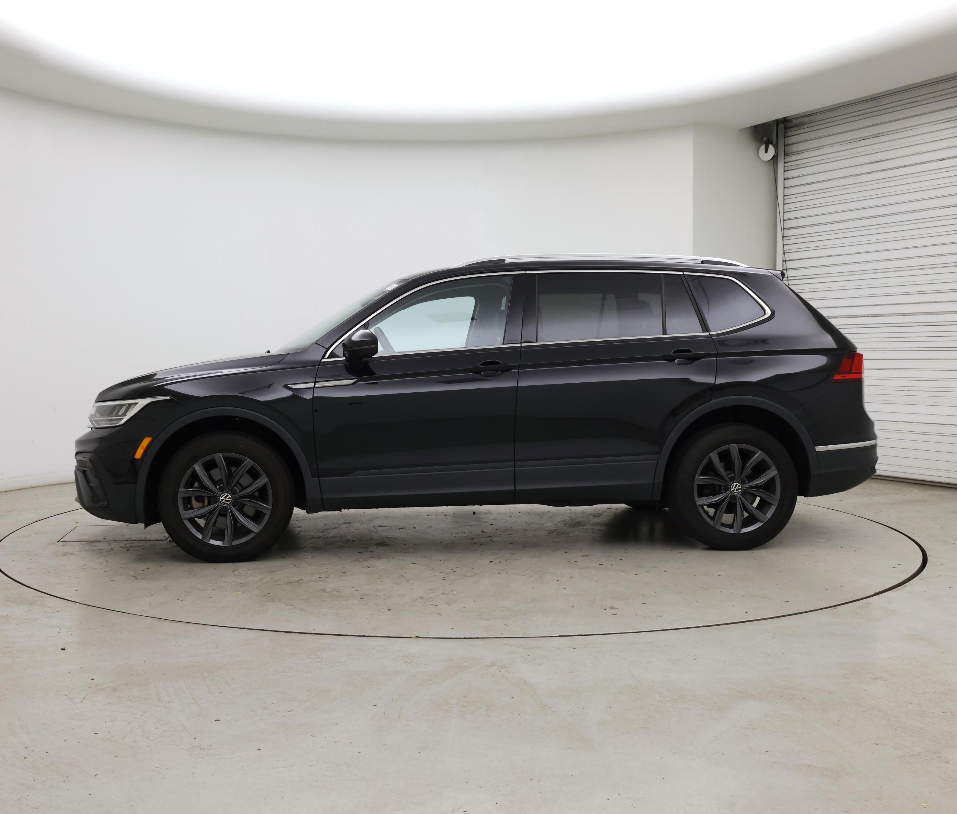 Thumbnail: 2022 Volkswagen Tiguan - 3