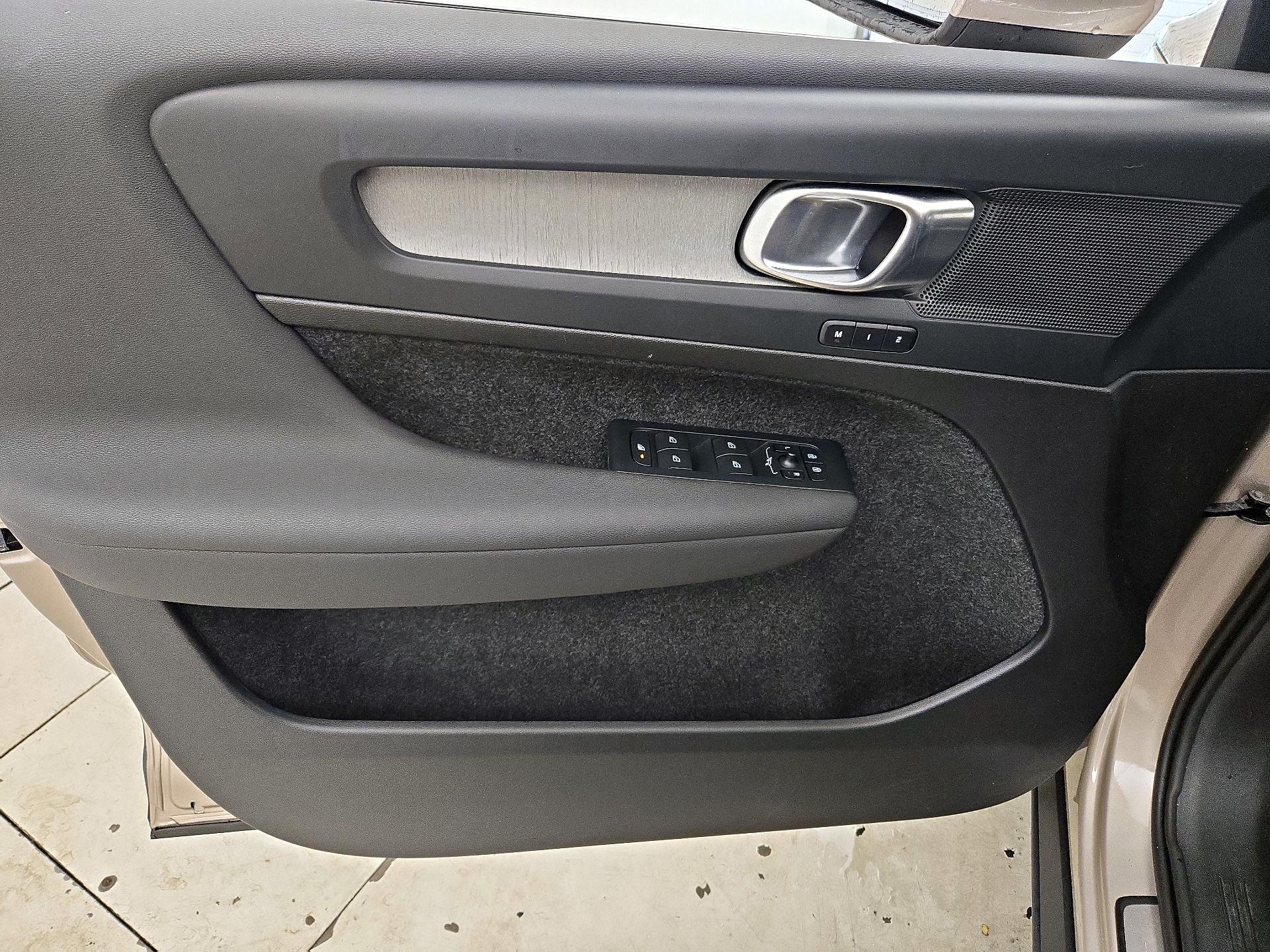 Thumbnail: 2024 Volvo XC40 - 12