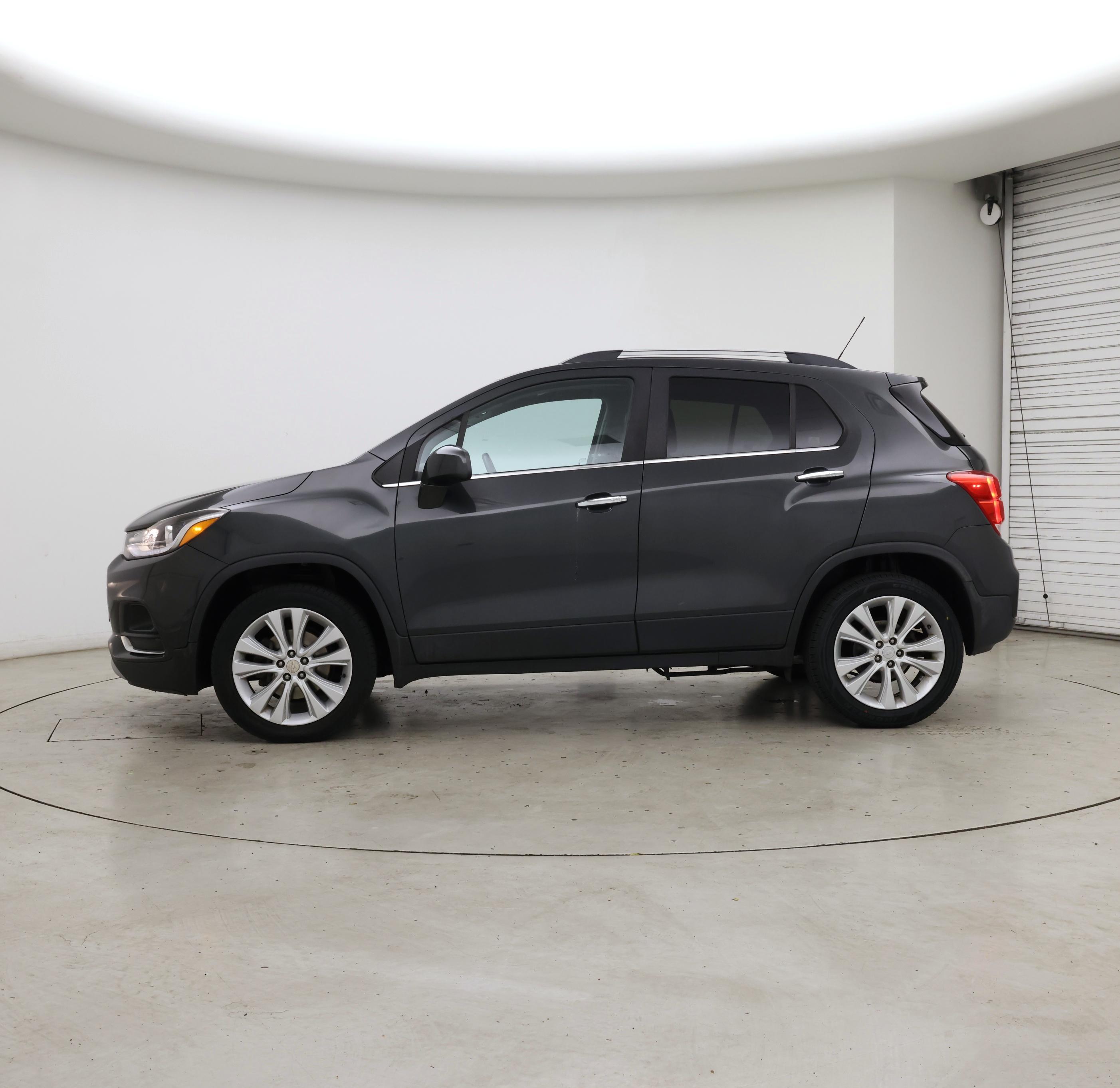 Thumbnail: 2017 Chevrolet Trax - 3