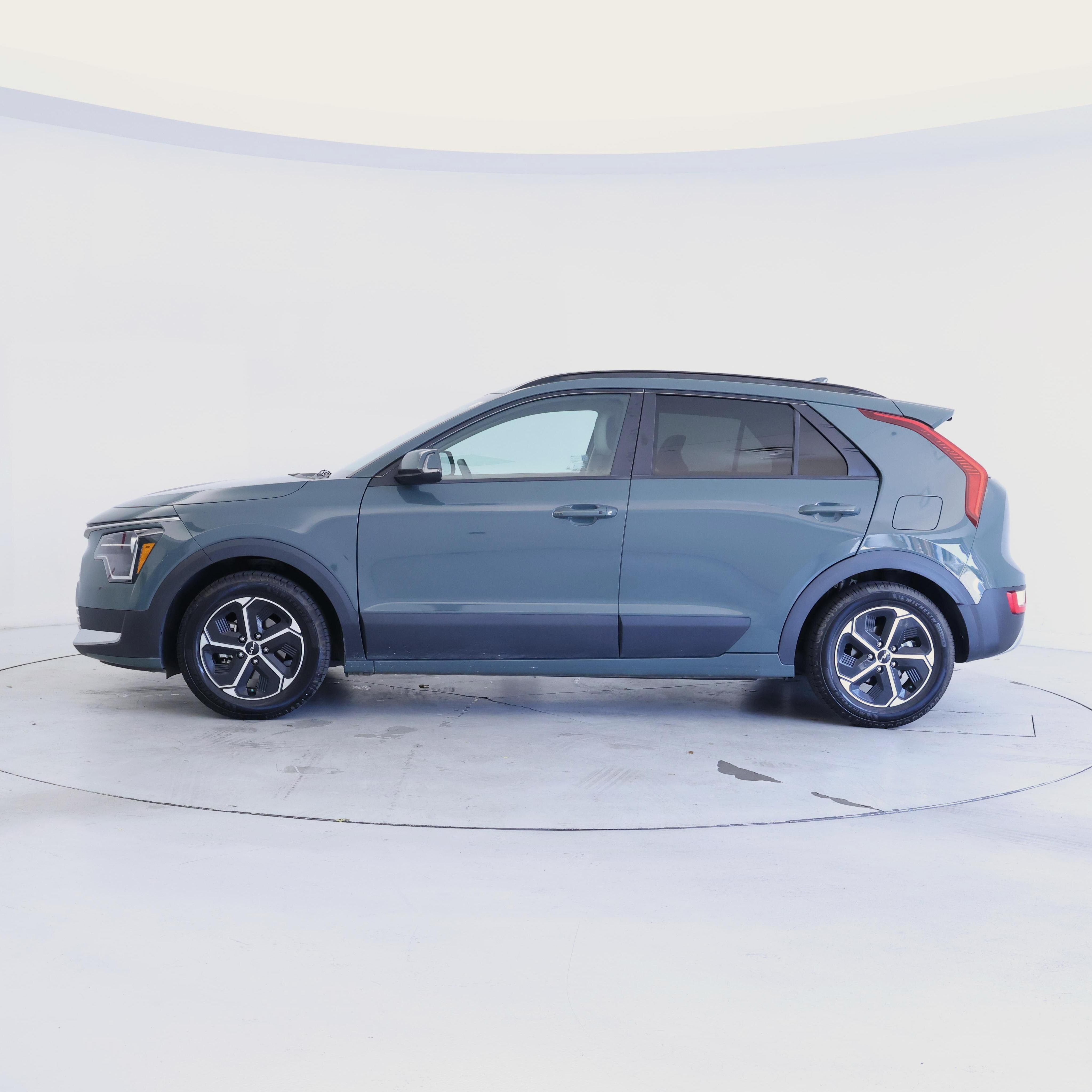 Thumbnail: 2023 Kia Niro - 3