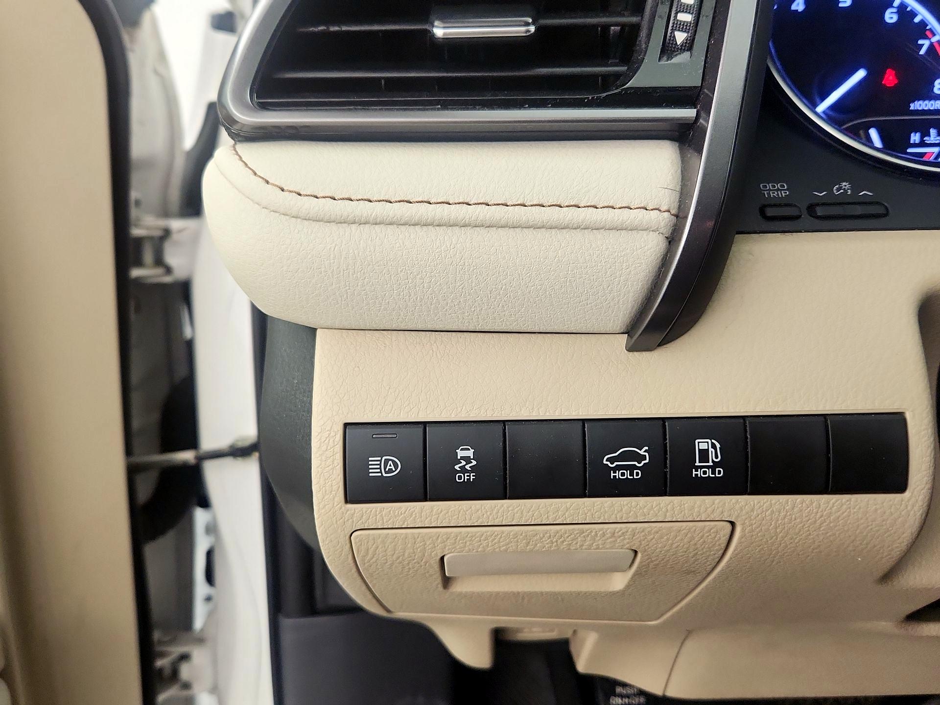 Thumbnail: 2019 Toyota Camry - 11