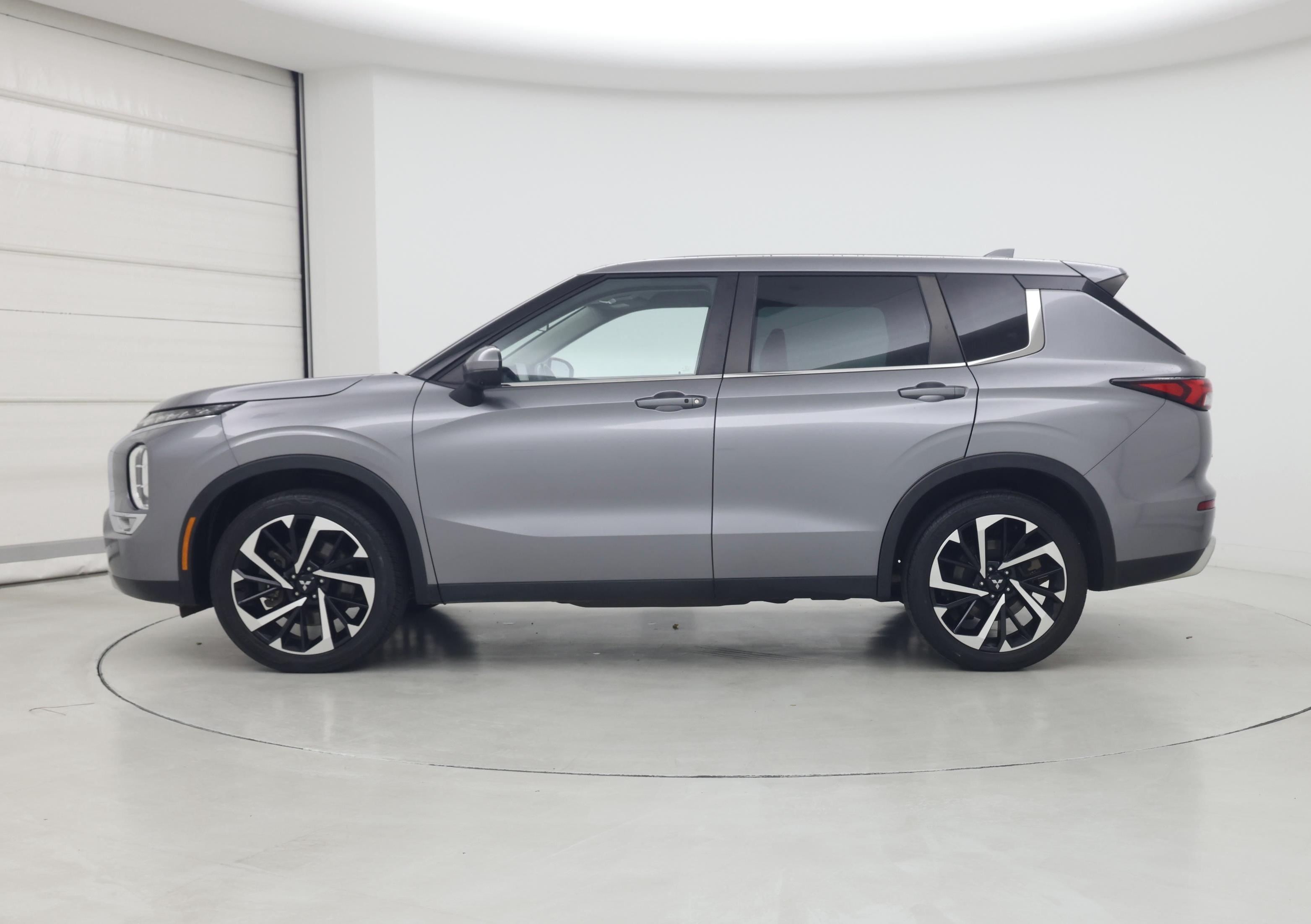 Thumbnail: 2023 Mitsubishi Outlander - 3