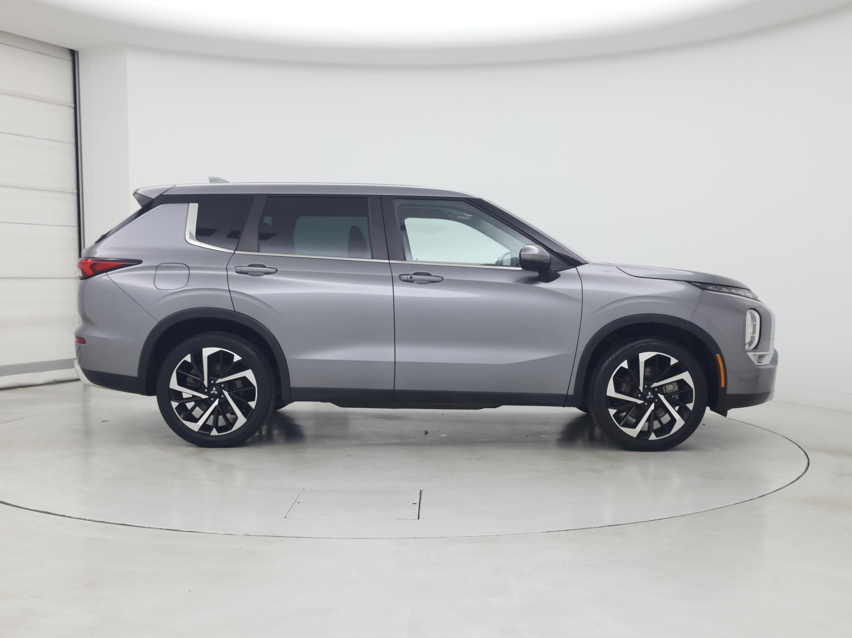 Thumbnail: 2023 Mitsubishi Outlander - 7