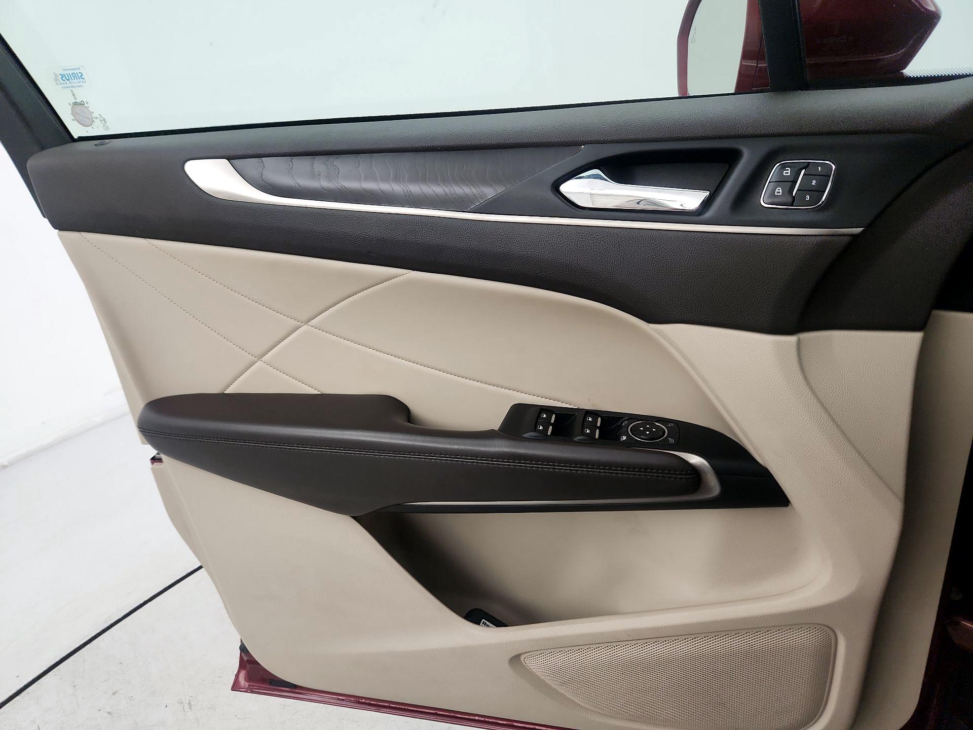 Thumbnail: 2017 Lincoln MKC - 10