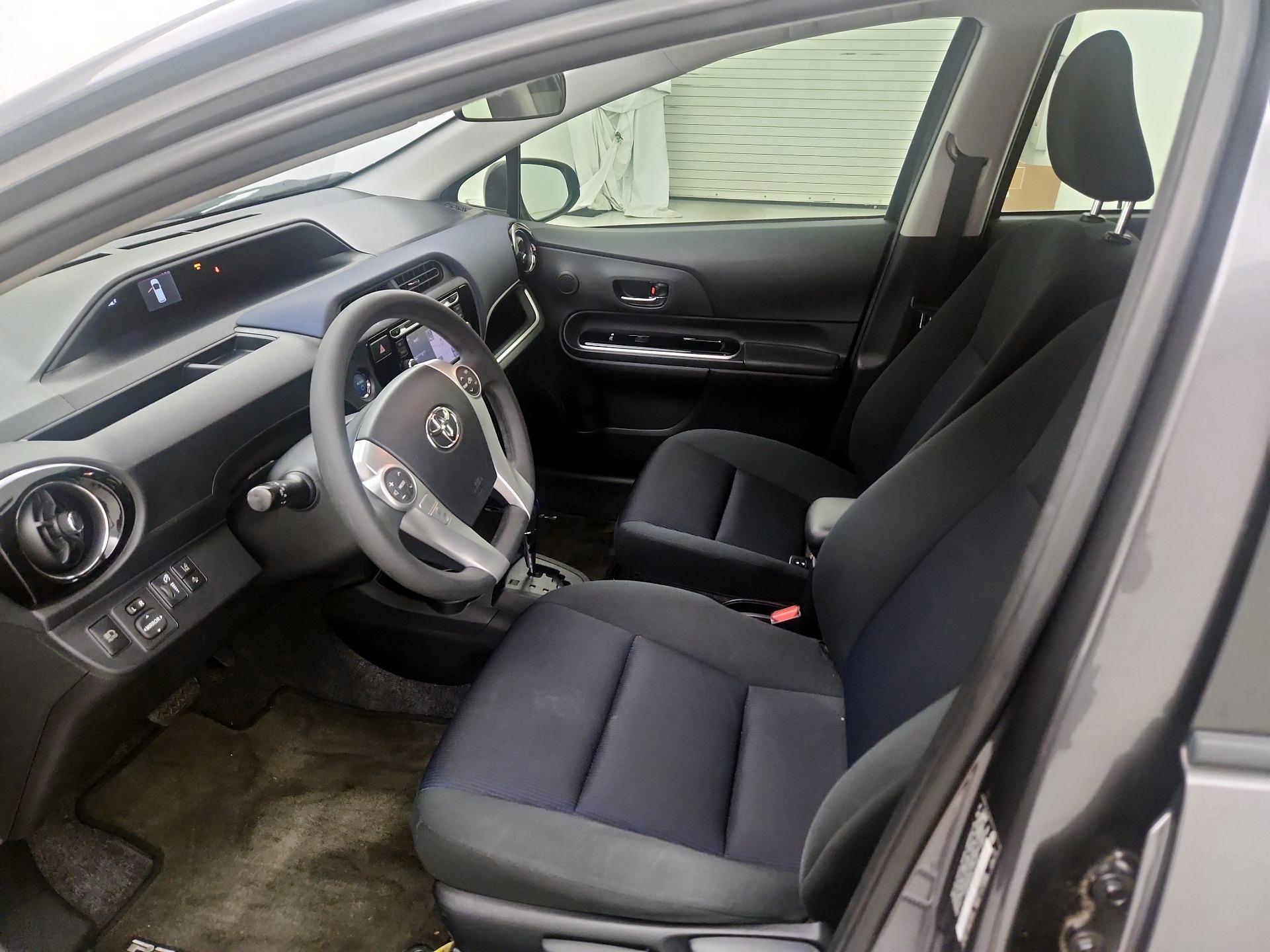 Thumbnail: 2016 Toyota Prius c - 11