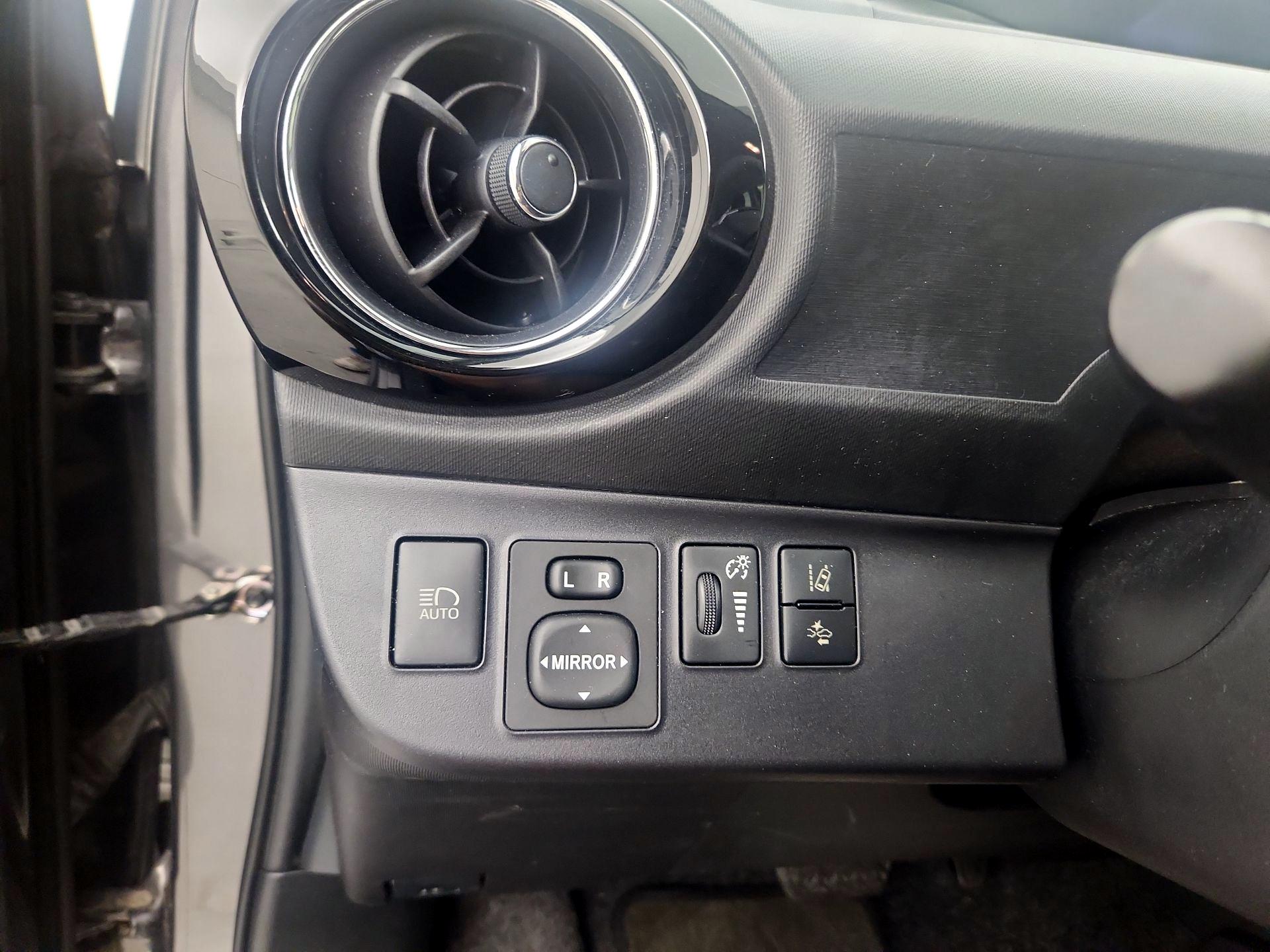 Thumbnail: 2016 Toyota Prius c - 13