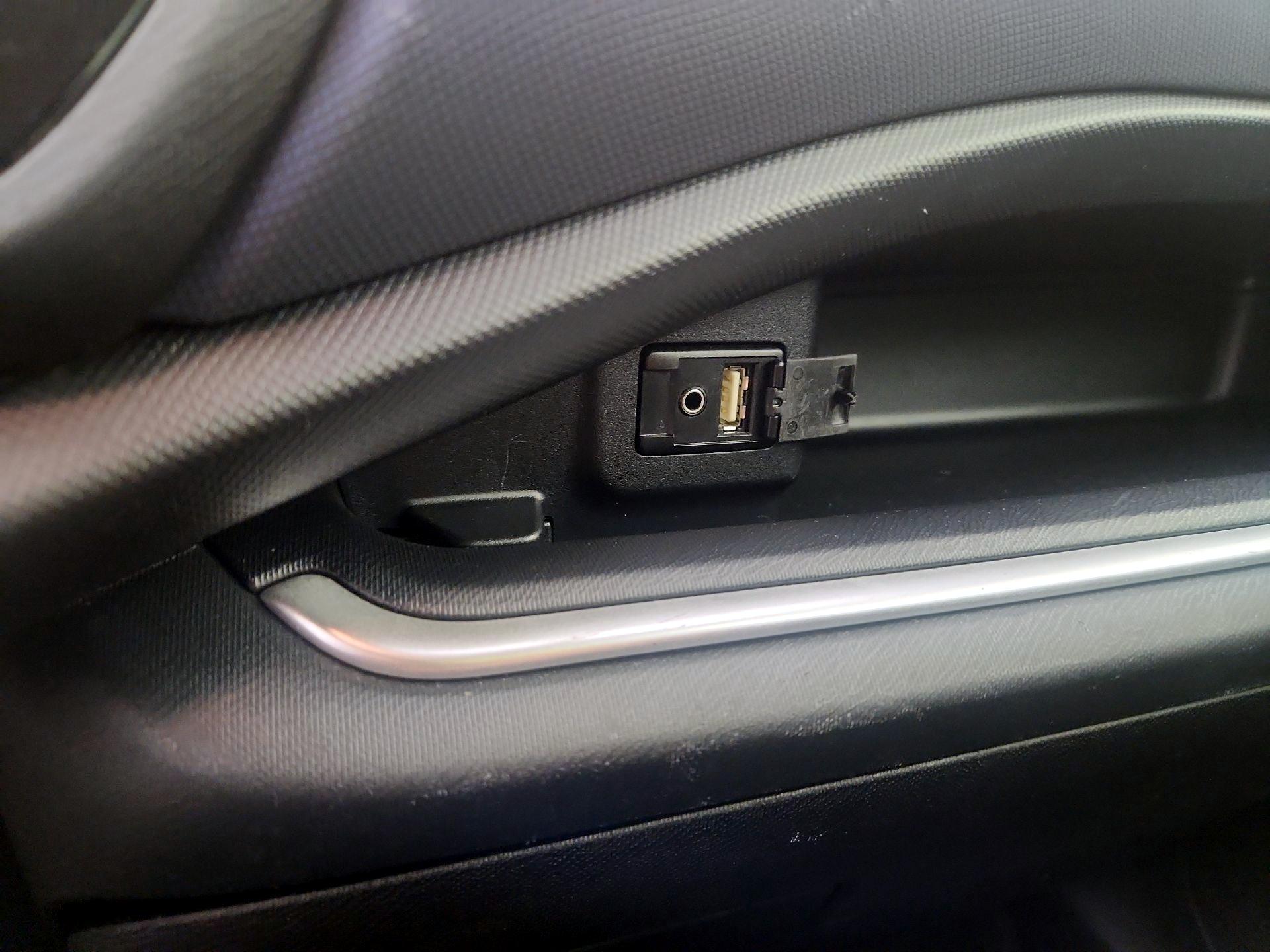 Thumbnail: 2016 Toyota Prius c - 17