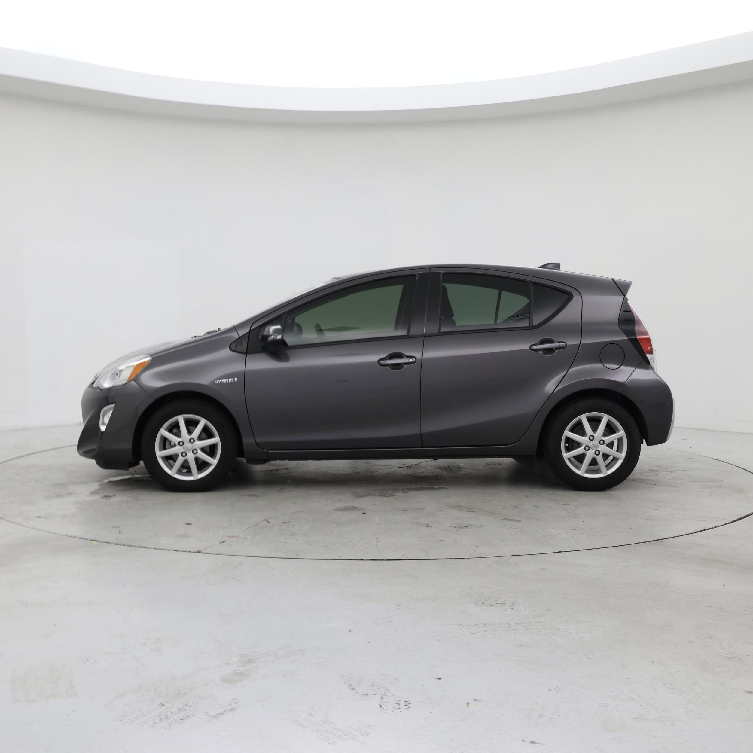 Thumbnail: 2016 Toyota Prius c - 3