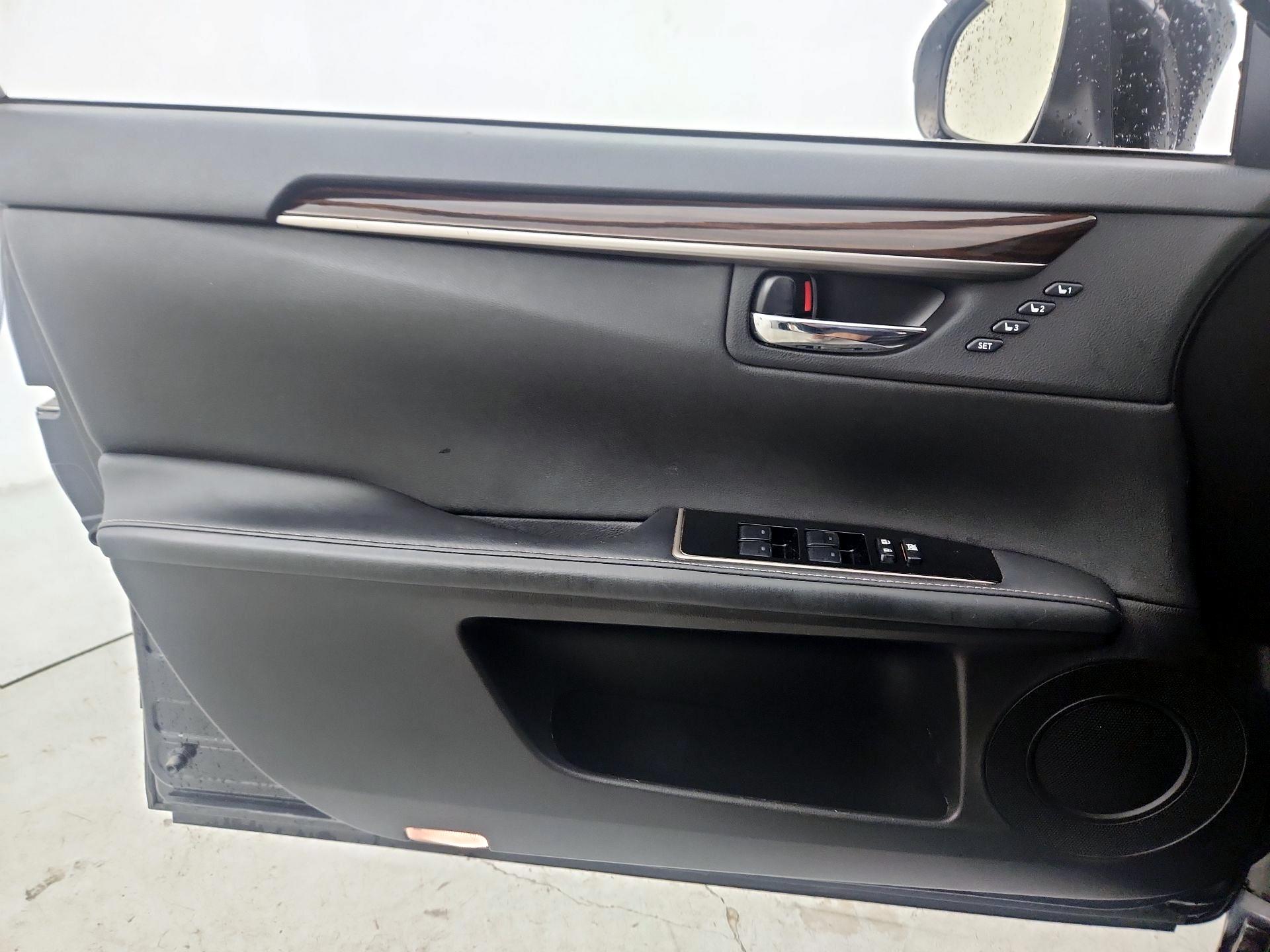 Thumbnail: 2016 Lexus ES - 12