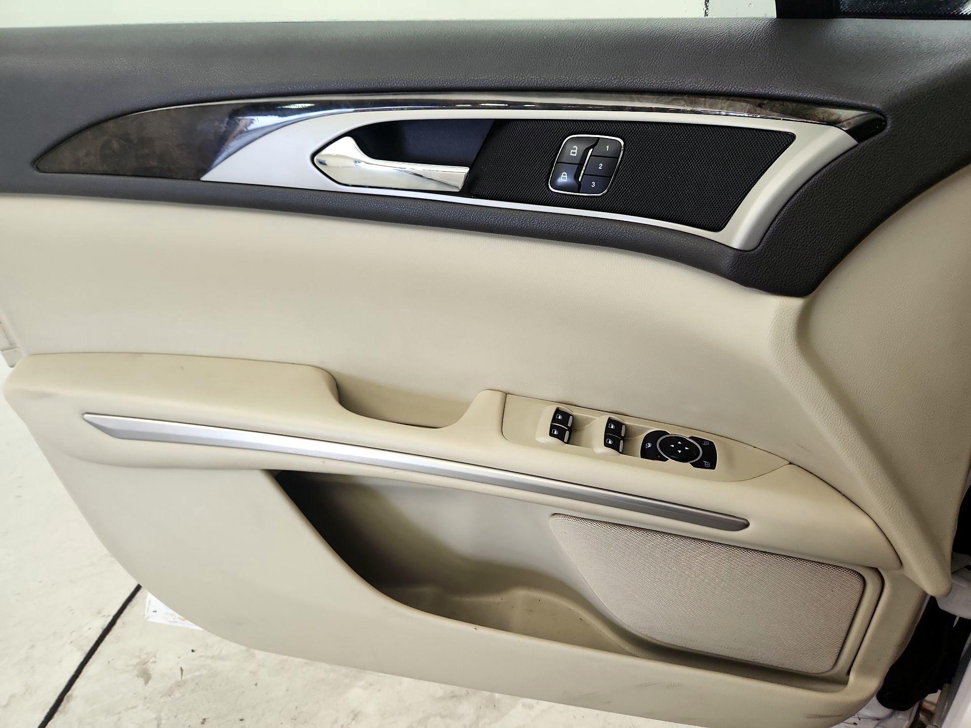 Thumbnail: 2014 Lincoln MKZ - 10