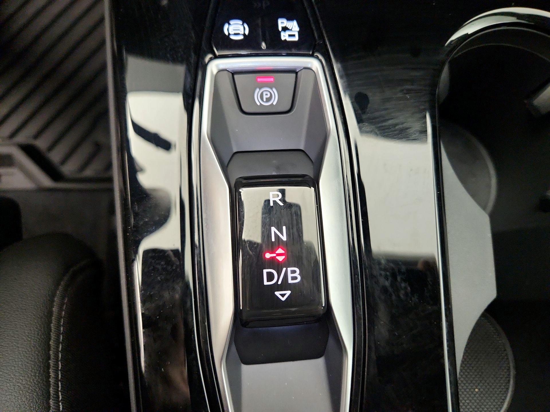 Thumbnail: 2025 Audi Q6 e-tron - 16
