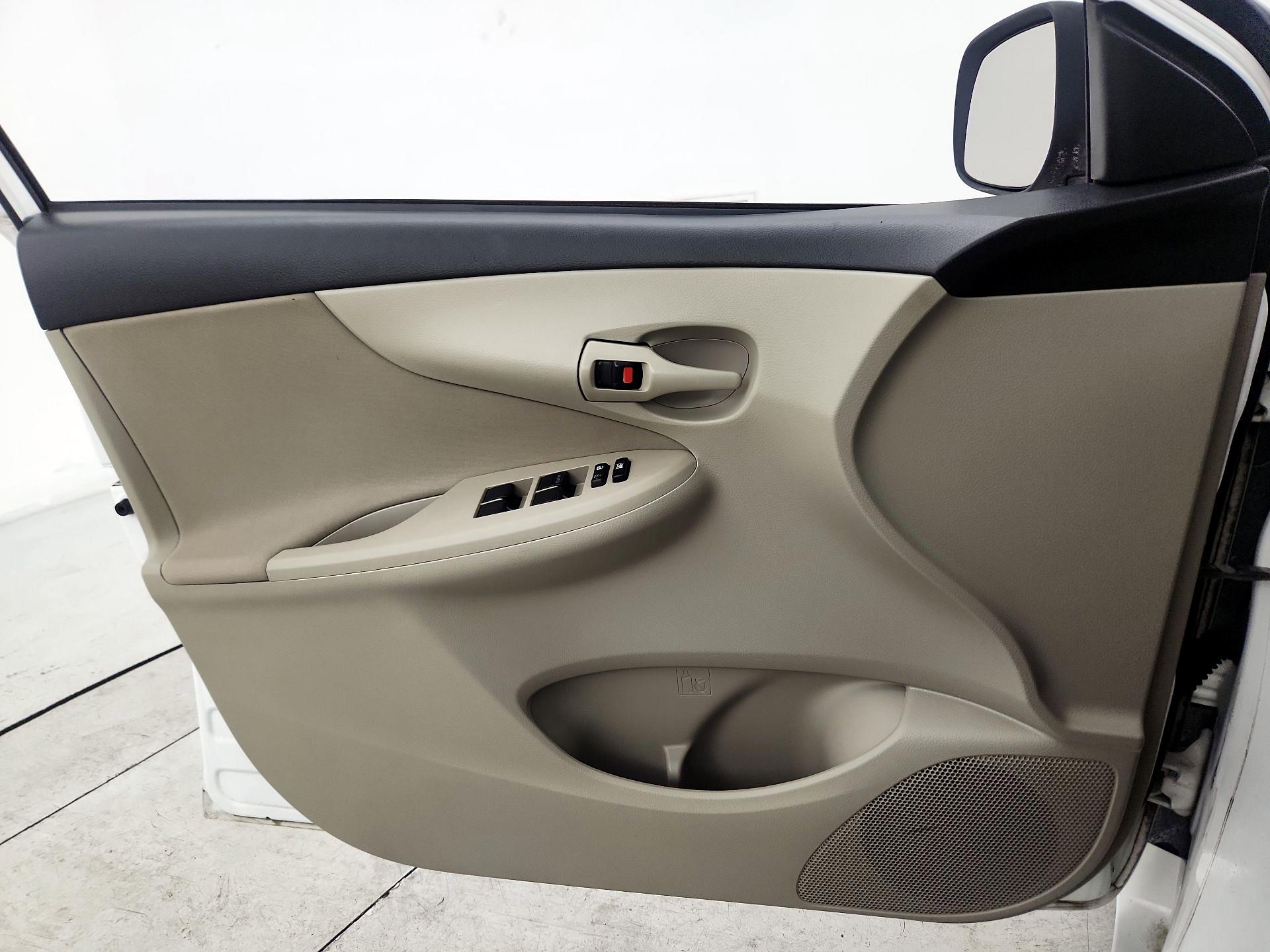 Thumbnail: 2013 Toyota Corolla - 12