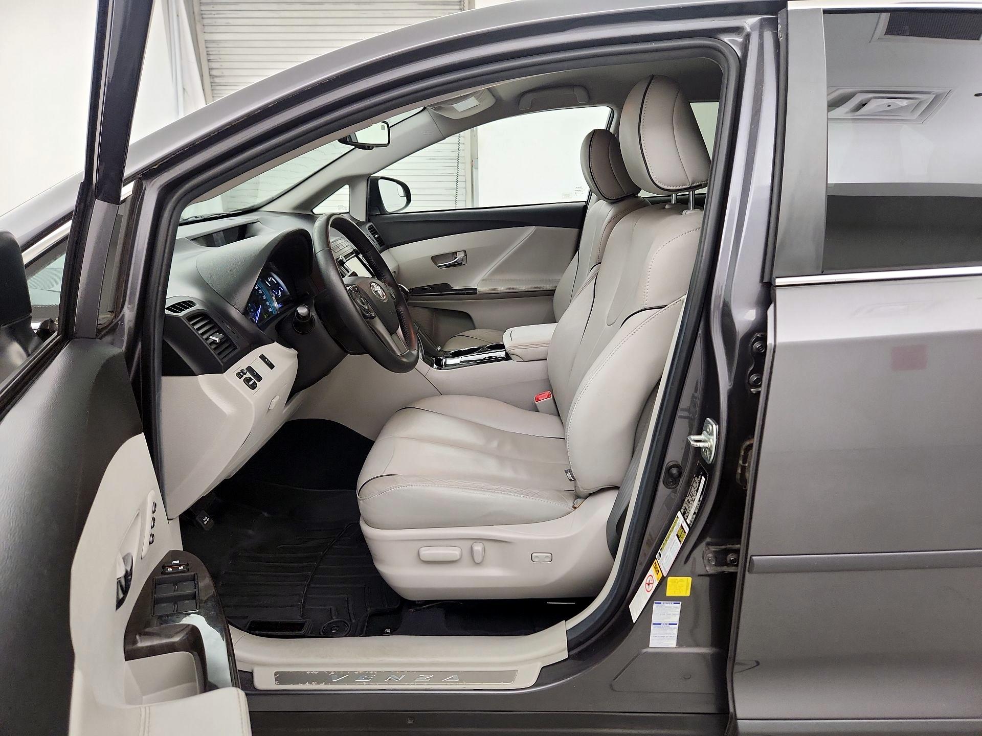 Thumbnail: 2014 Toyota Venza - 9