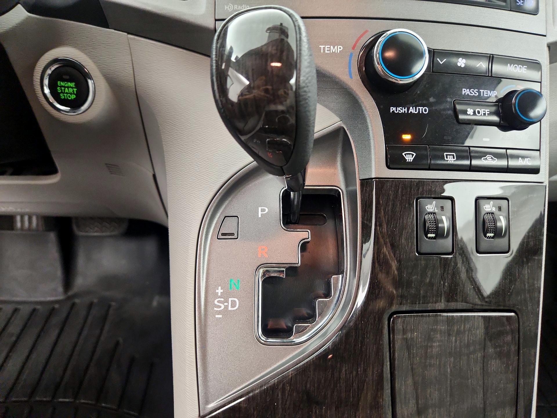Thumbnail: 2014 Toyota Venza - 15