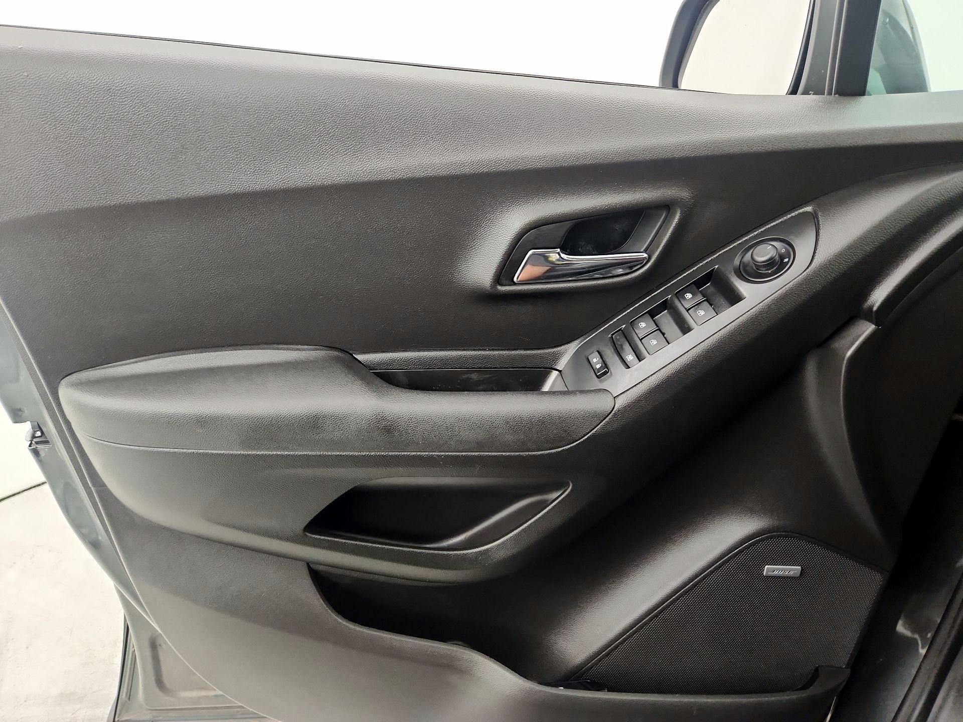 Thumbnail: 2017 Chevrolet Trax - 12