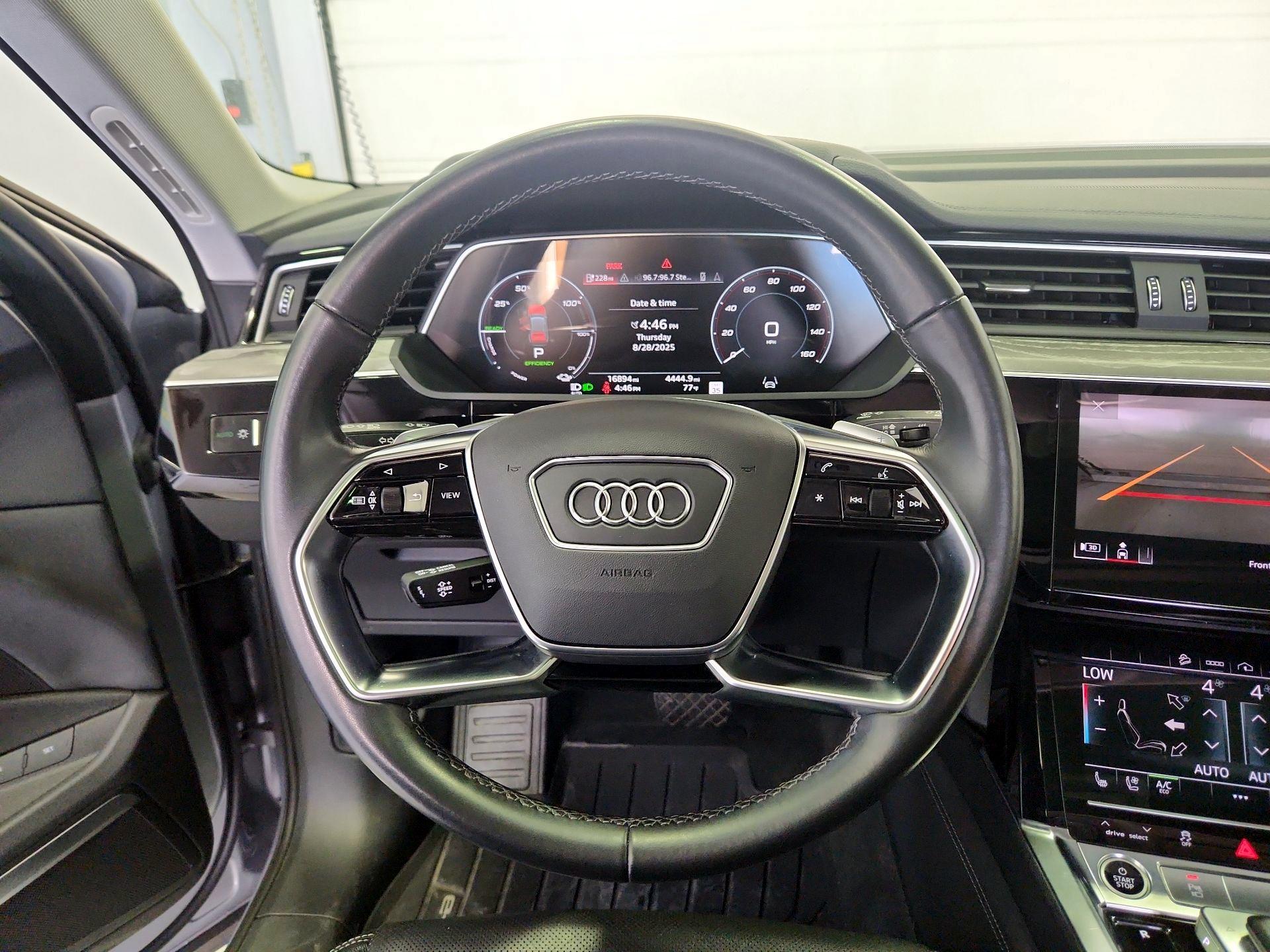 Thumbnail: 2022 Audi e-tron - 10