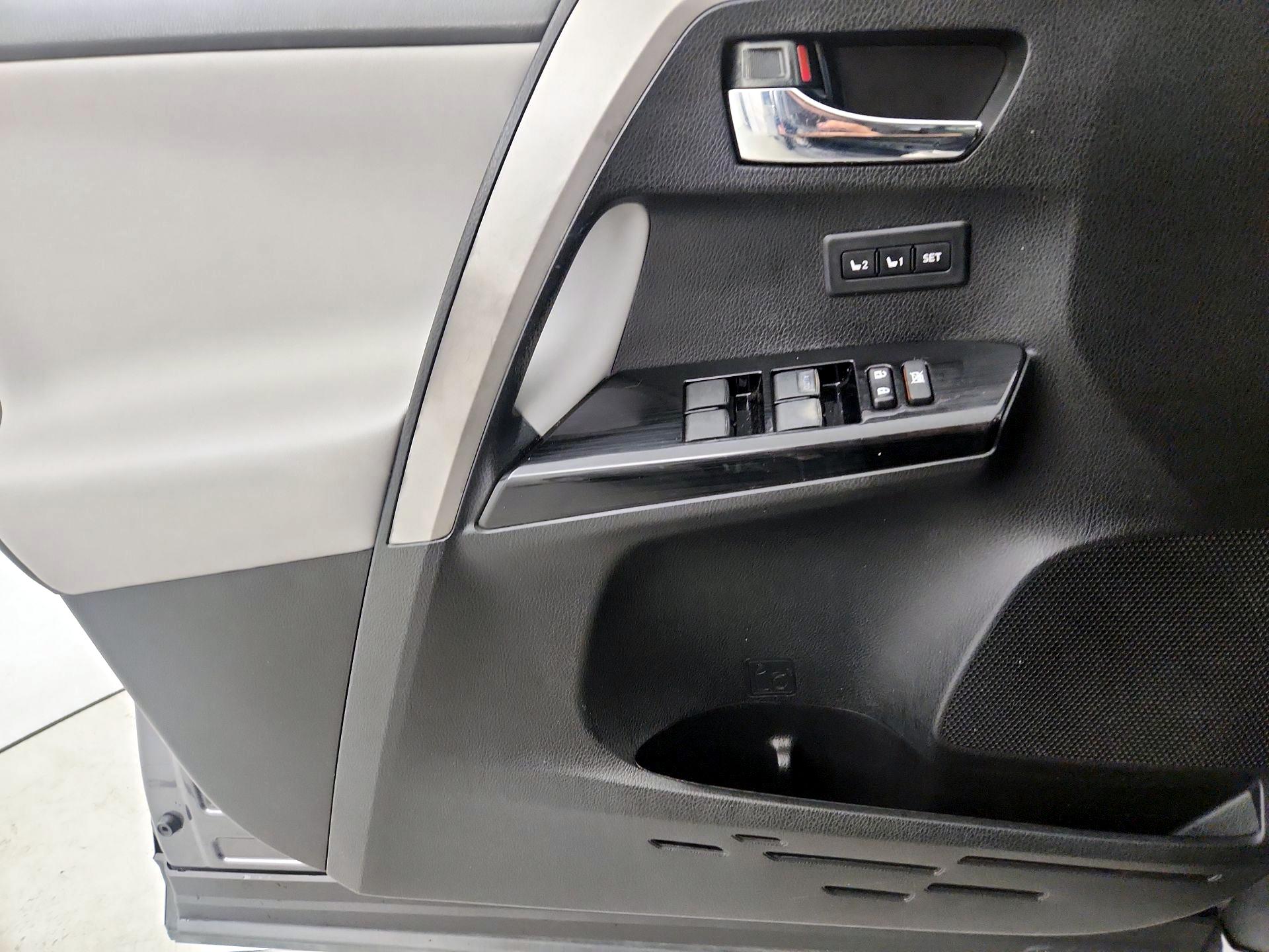 Thumbnail: 2016 Toyota RAV4 - 12
