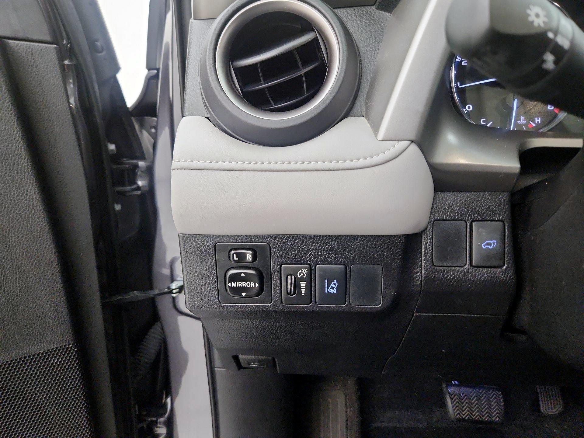 Thumbnail: 2016 Toyota RAV4 - 13