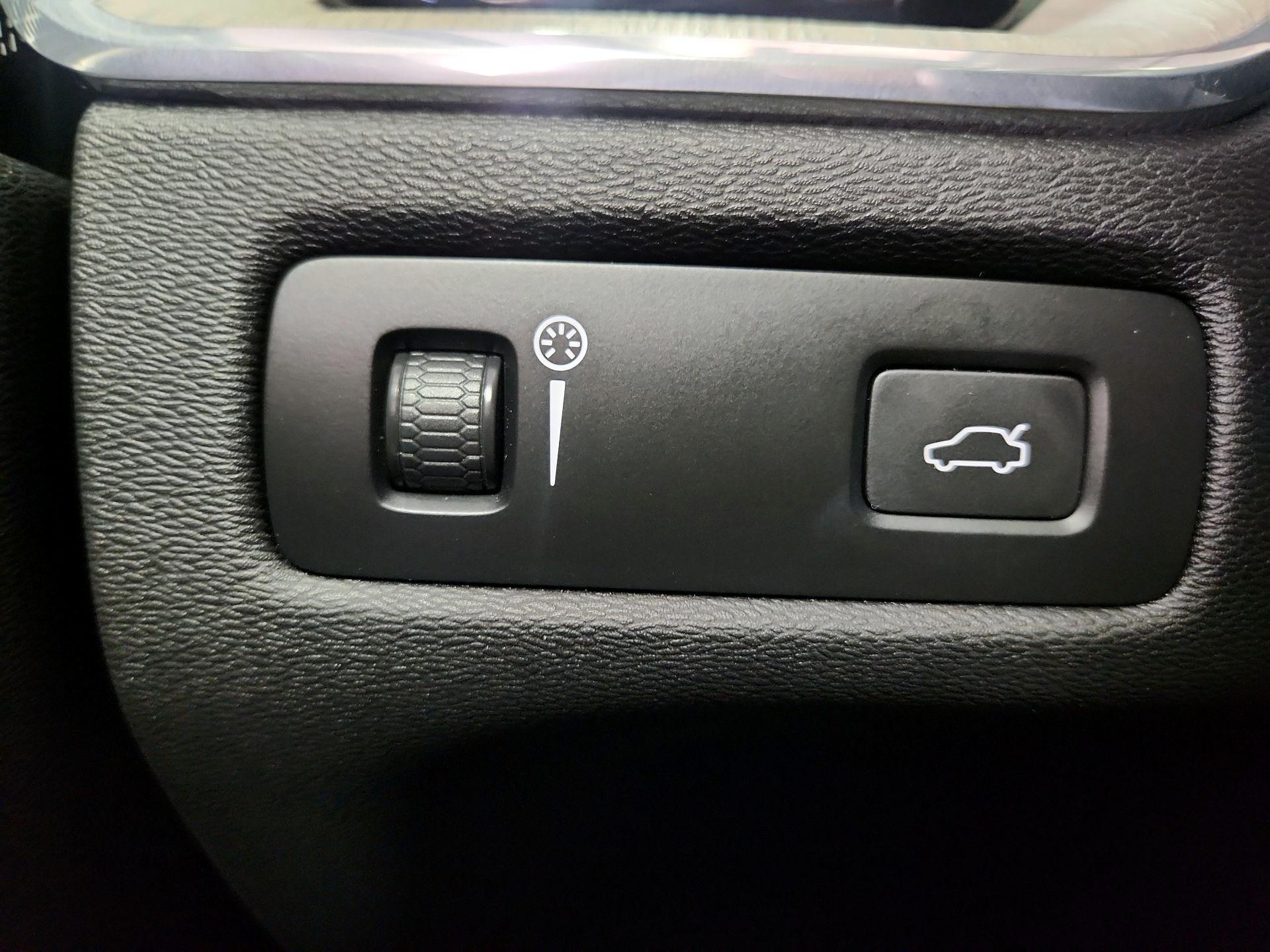 Thumbnail: 2021 Volvo XC60 - 13