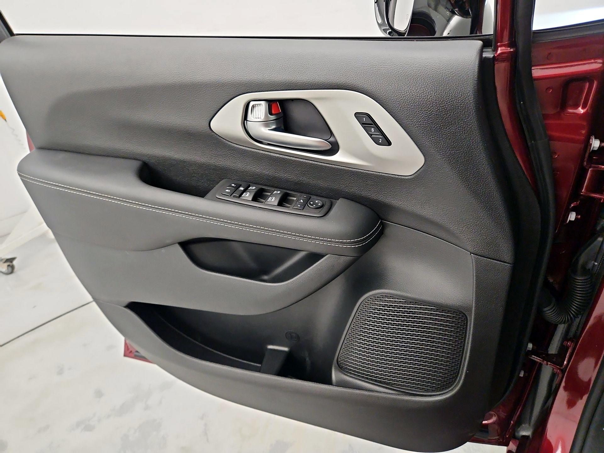 Thumbnail: 2023 Chrysler Pacifica - 12