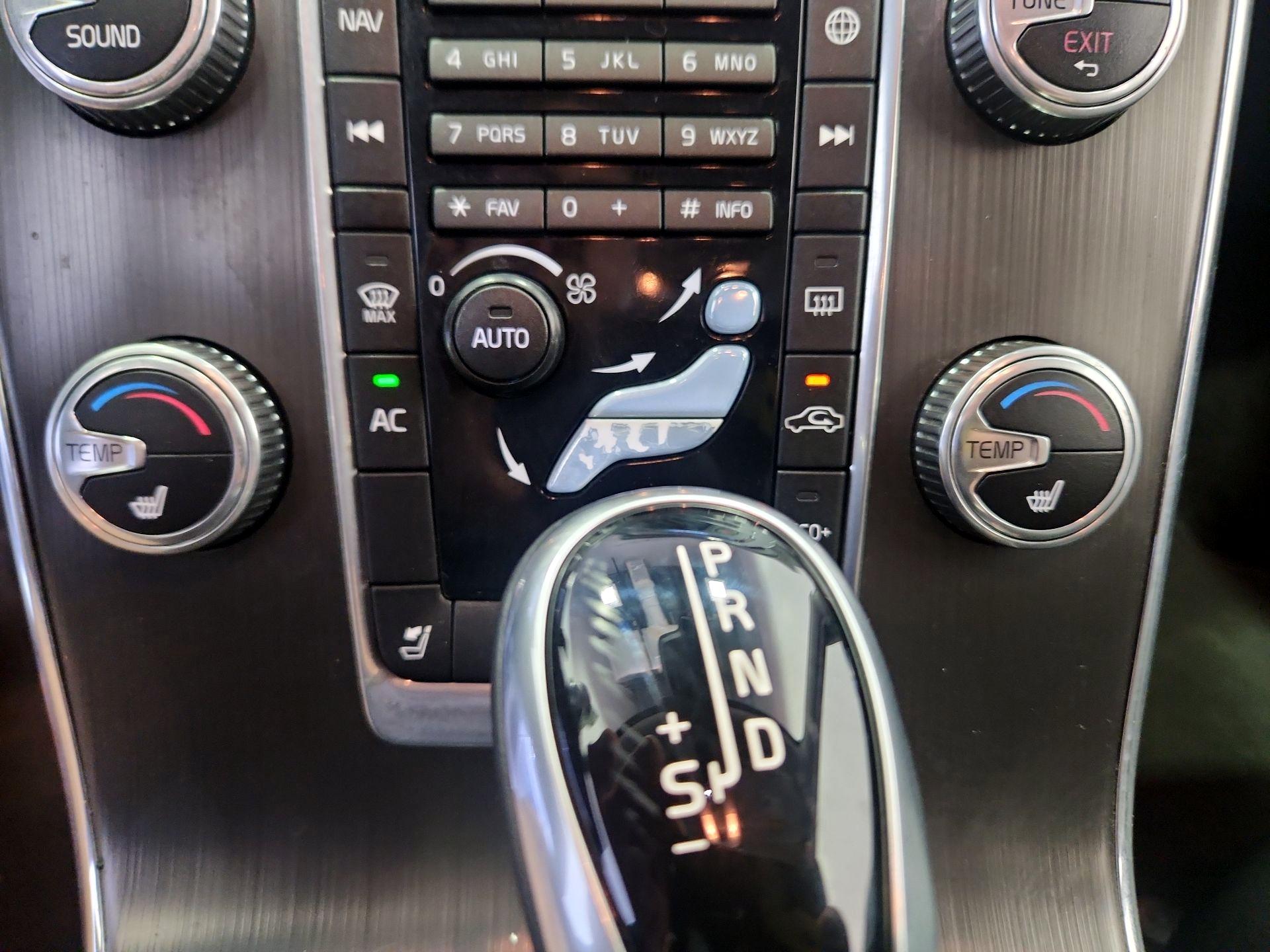 Thumbnail: 2016 Volvo V60 - 16