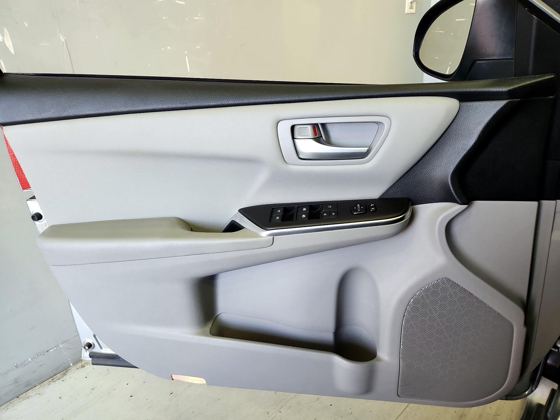 Thumbnail: 2017 Toyota Camry - 12