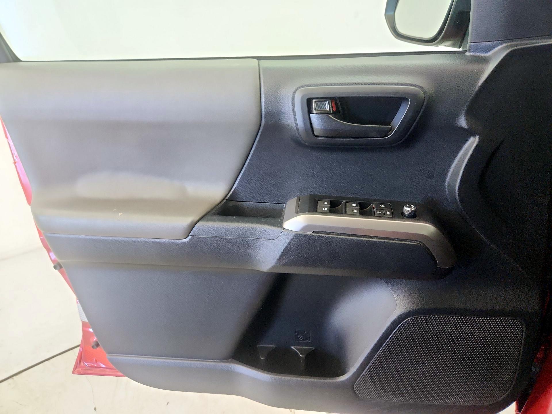 Thumbnail: 2018 Toyota Tacoma - 12