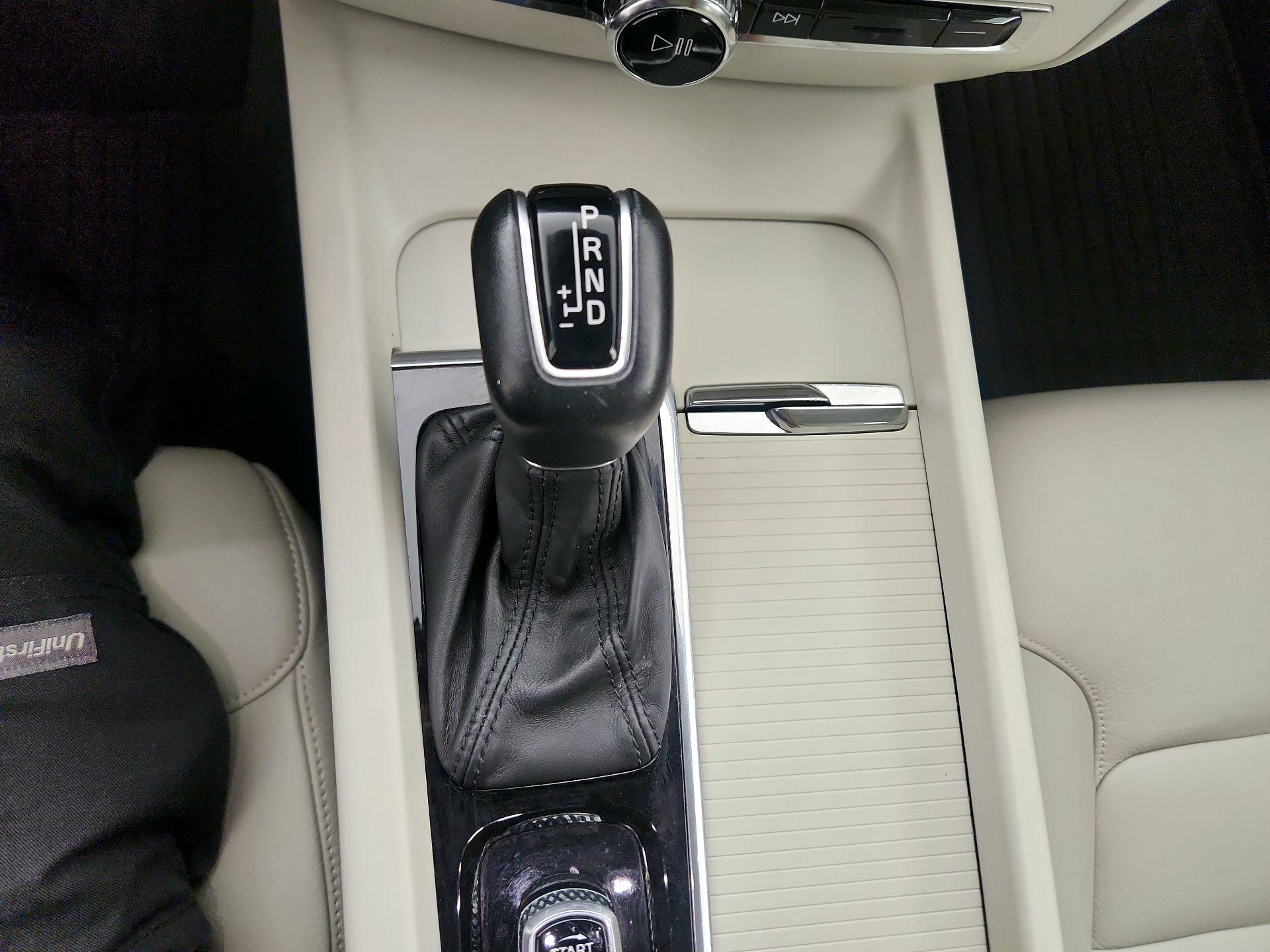 Thumbnail: 2020 Volvo V60 - 15
