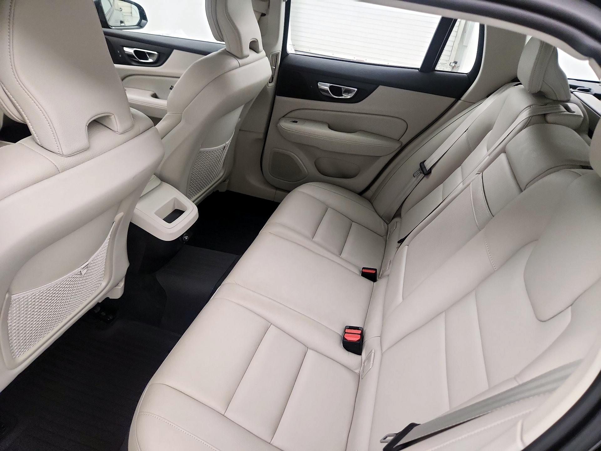 Thumbnail: 2020 Volvo V60 - 16