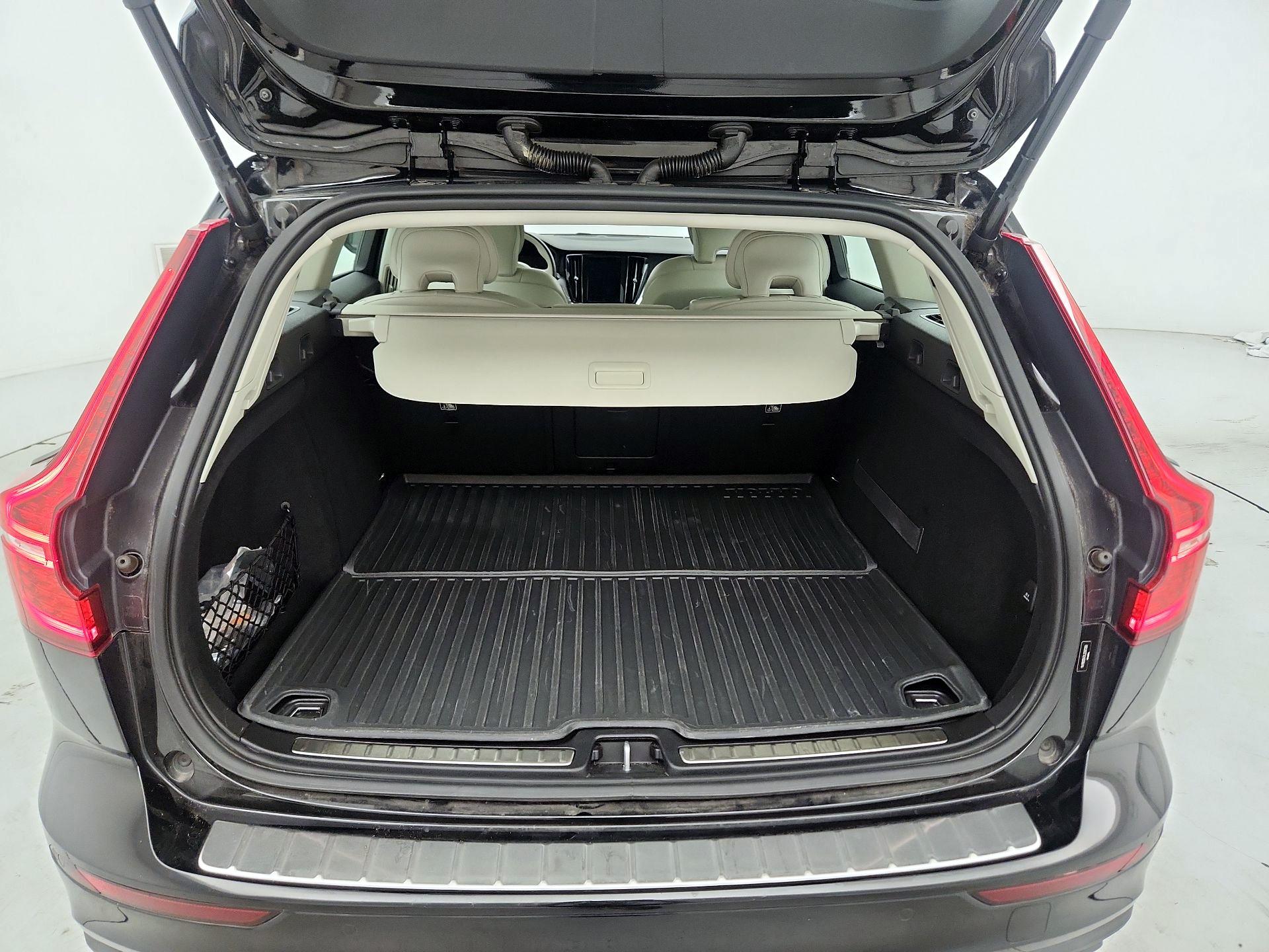 Thumbnail: 2020 Volvo V60 - 17