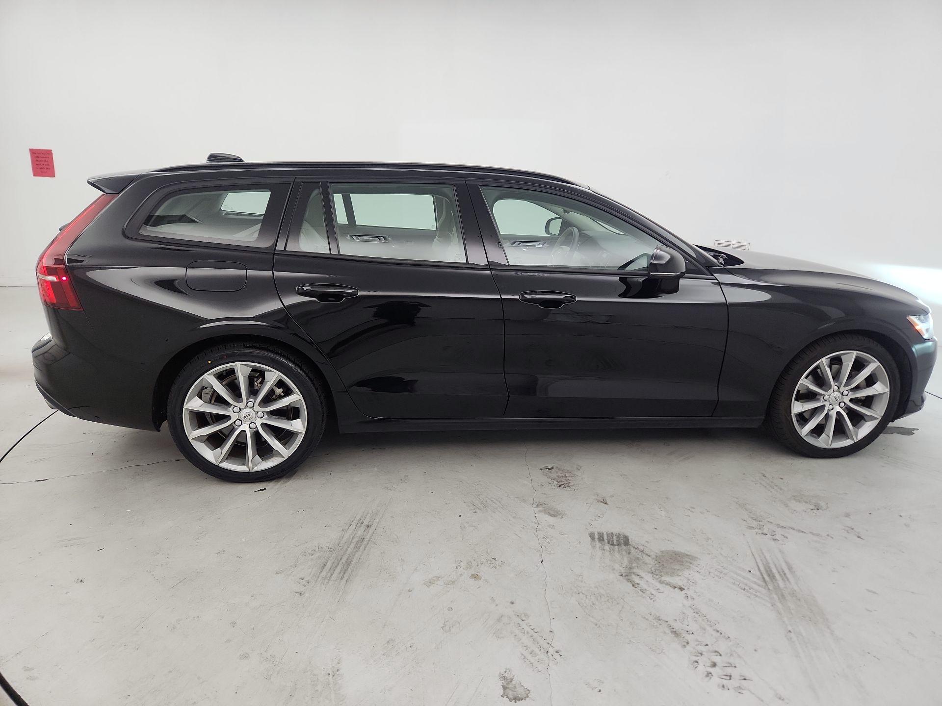 Thumbnail: 2020 Volvo V60 - 4