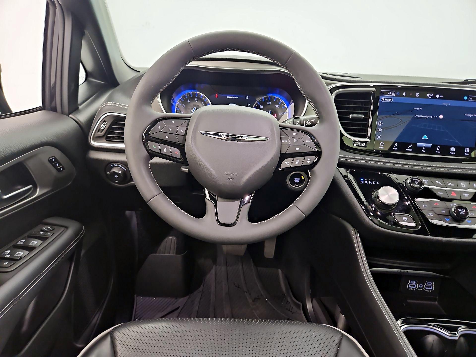 Thumbnail: 2023 Chrysler Pacifica - 10