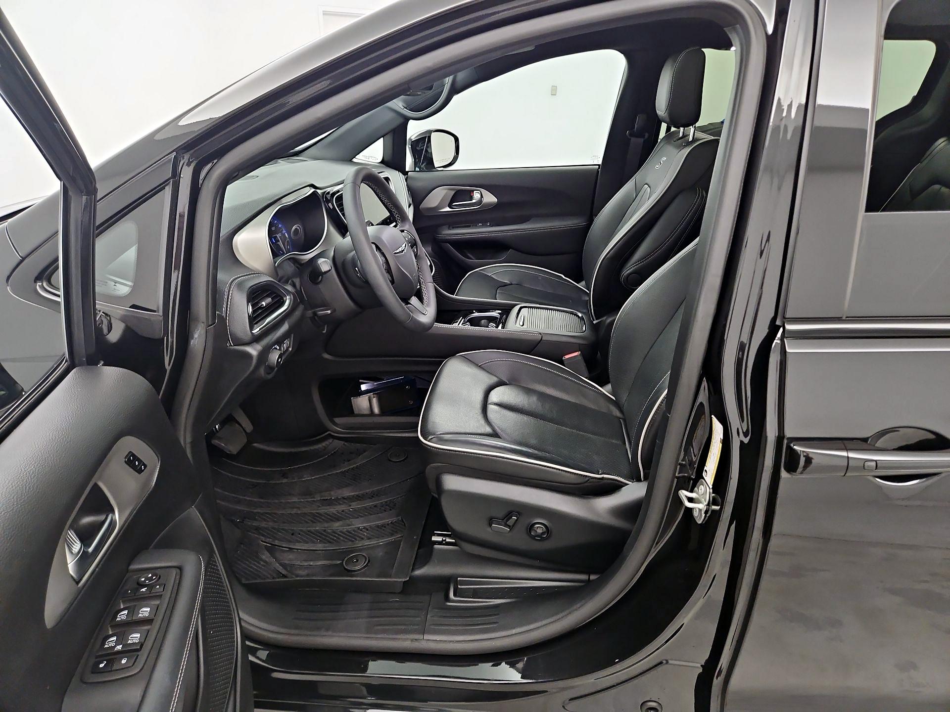 Thumbnail: 2023 Chrysler Pacifica - 11