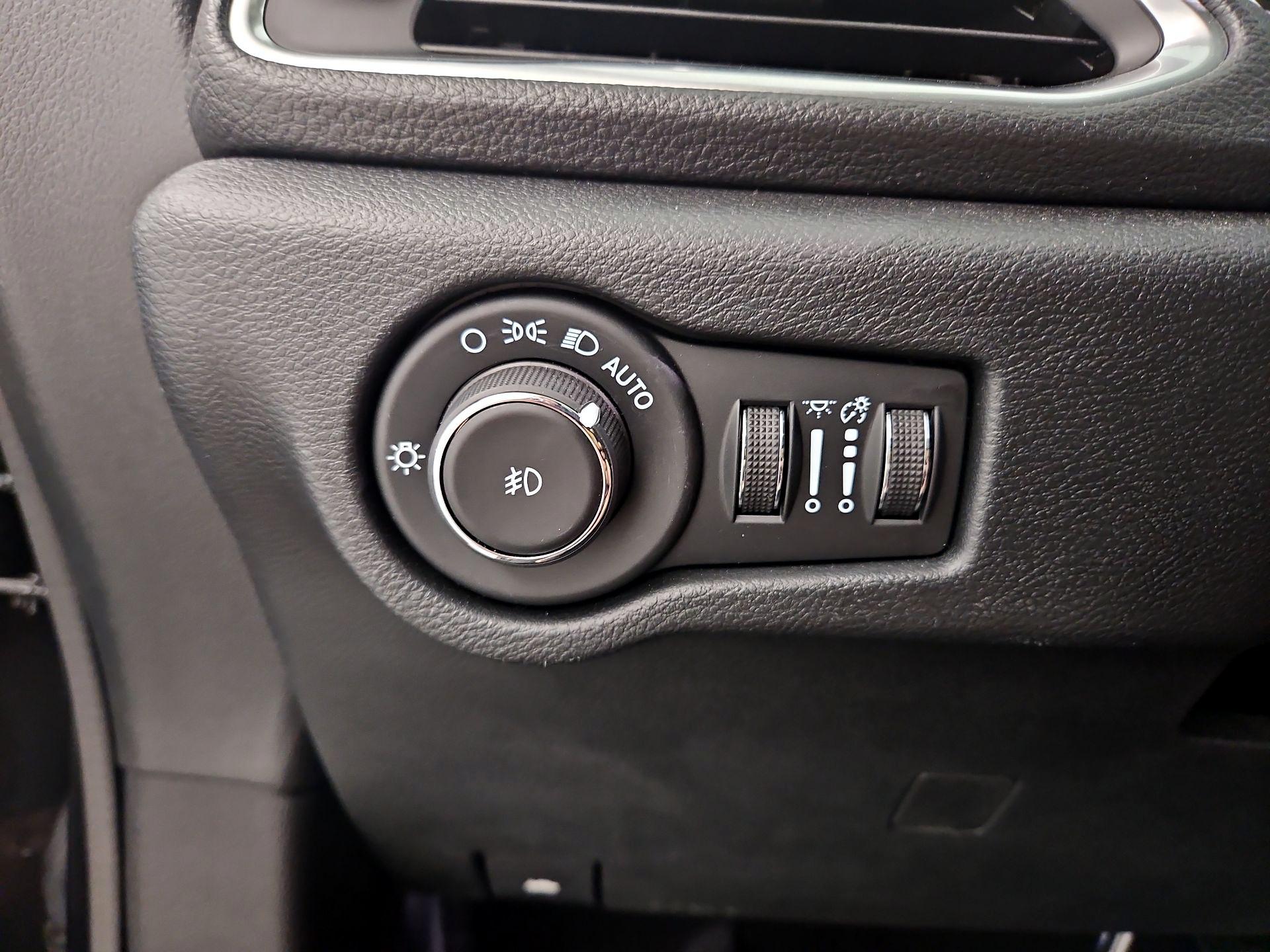 Thumbnail: 2023 Chrysler Pacifica - 13
