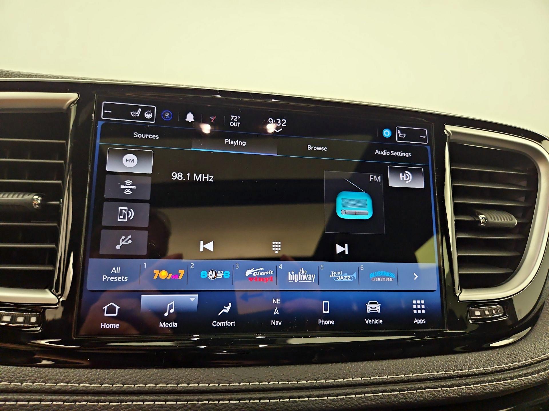 Thumbnail: 2023 Chrysler Pacifica - 16