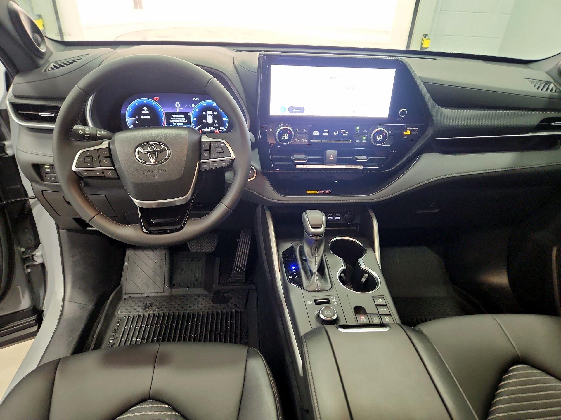 Thumbnail: 2025 Toyota Highlander - 9