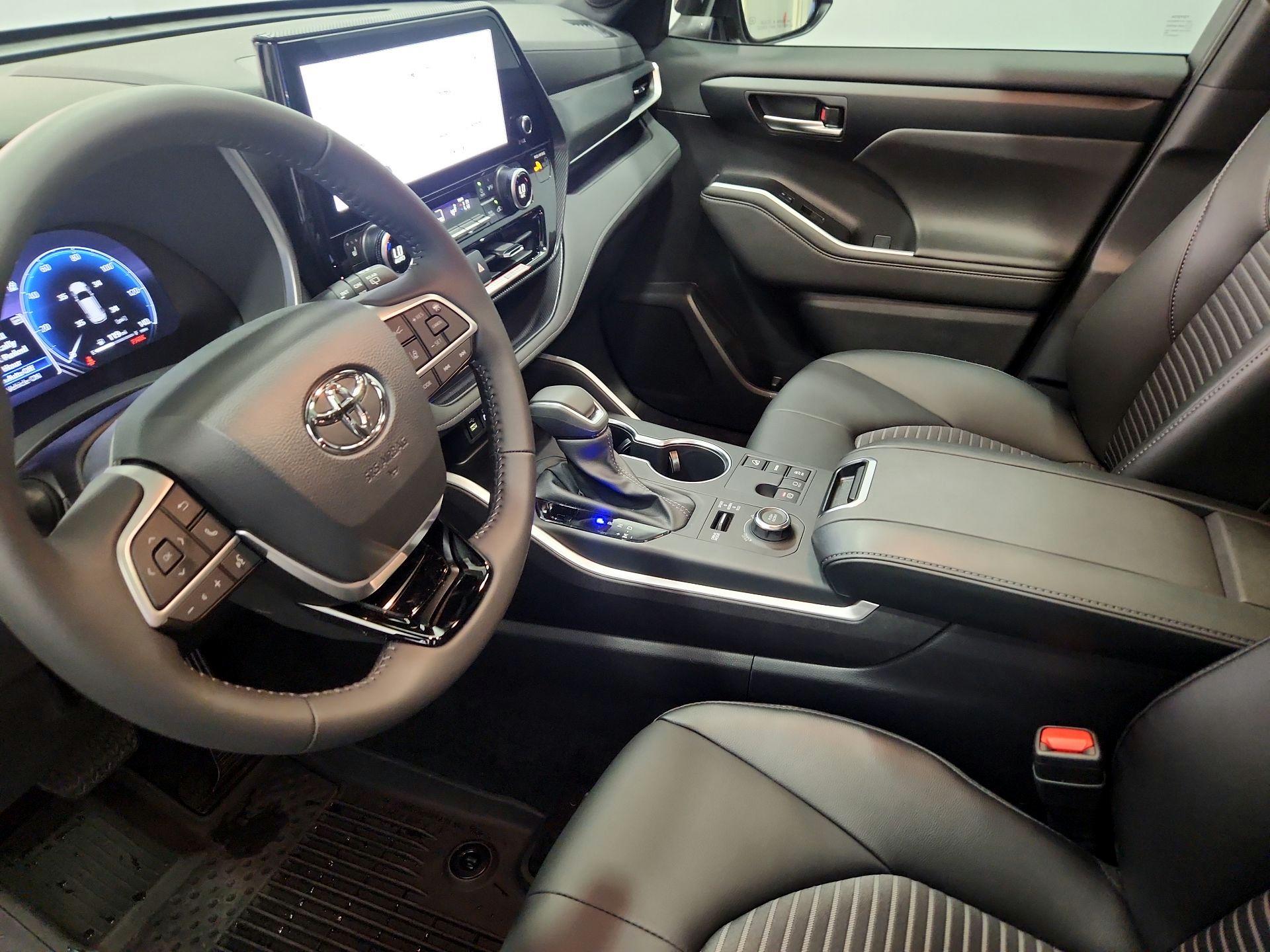 Thumbnail: 2025 Toyota Highlander - 11