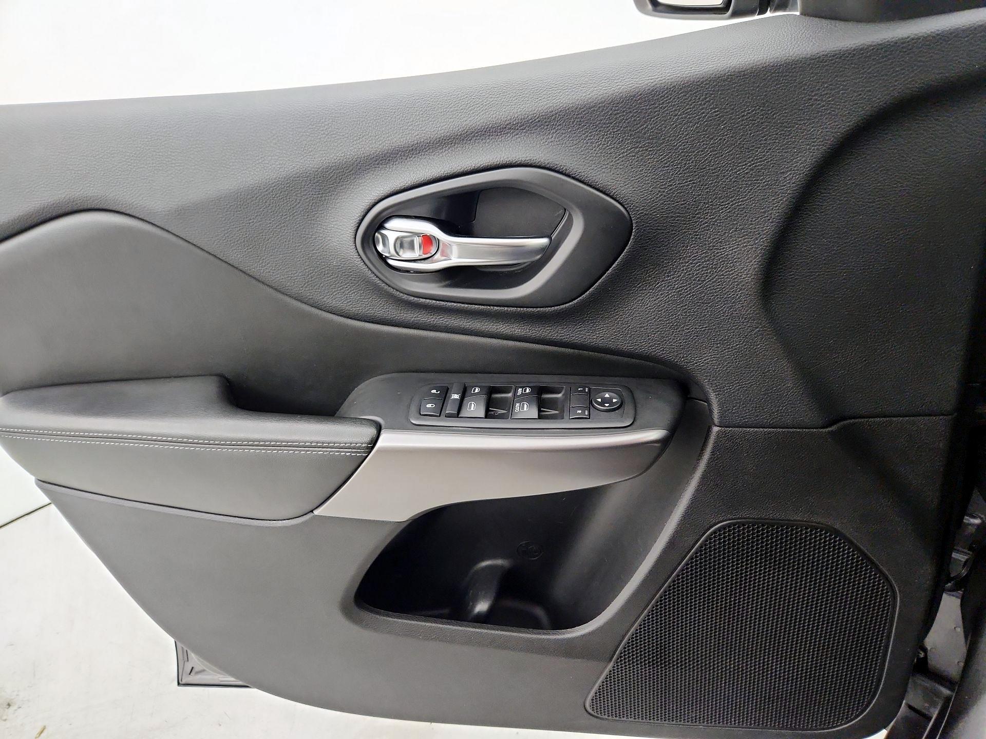 Thumbnail: 2019 Jeep Cherokee - 12