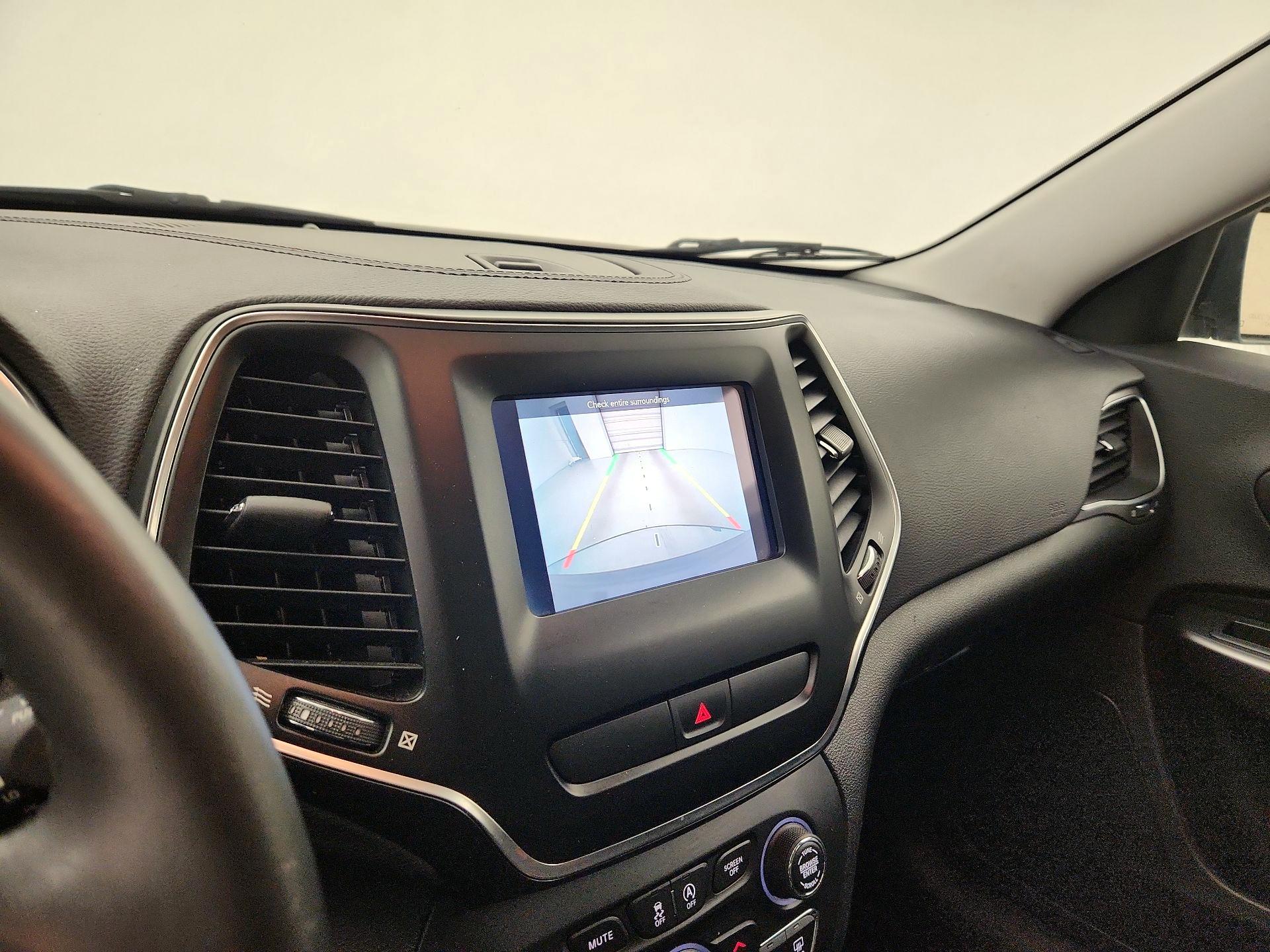 Thumbnail: 2019 Jeep Cherokee - 14