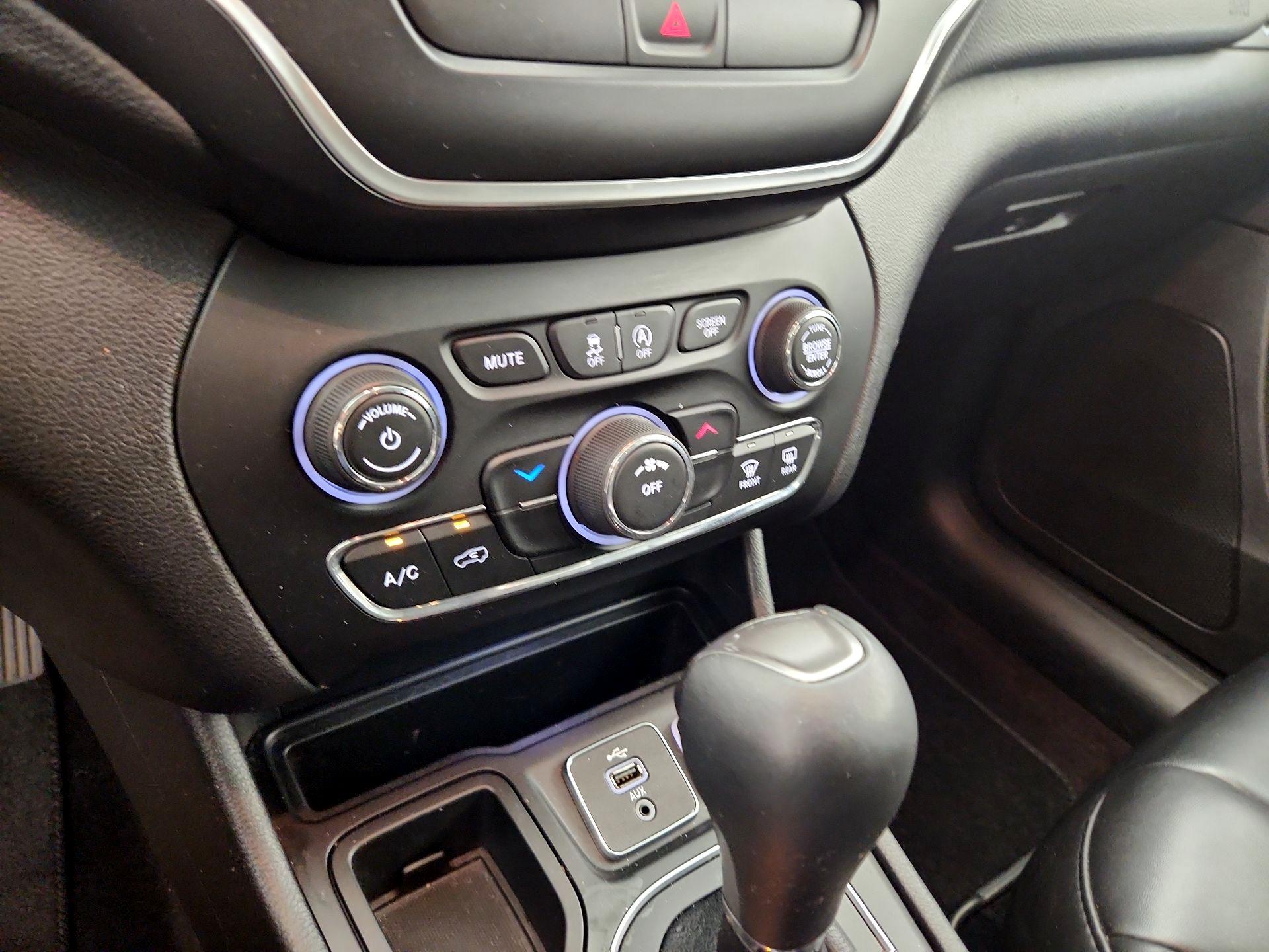Thumbnail: 2019 Jeep Cherokee - 16