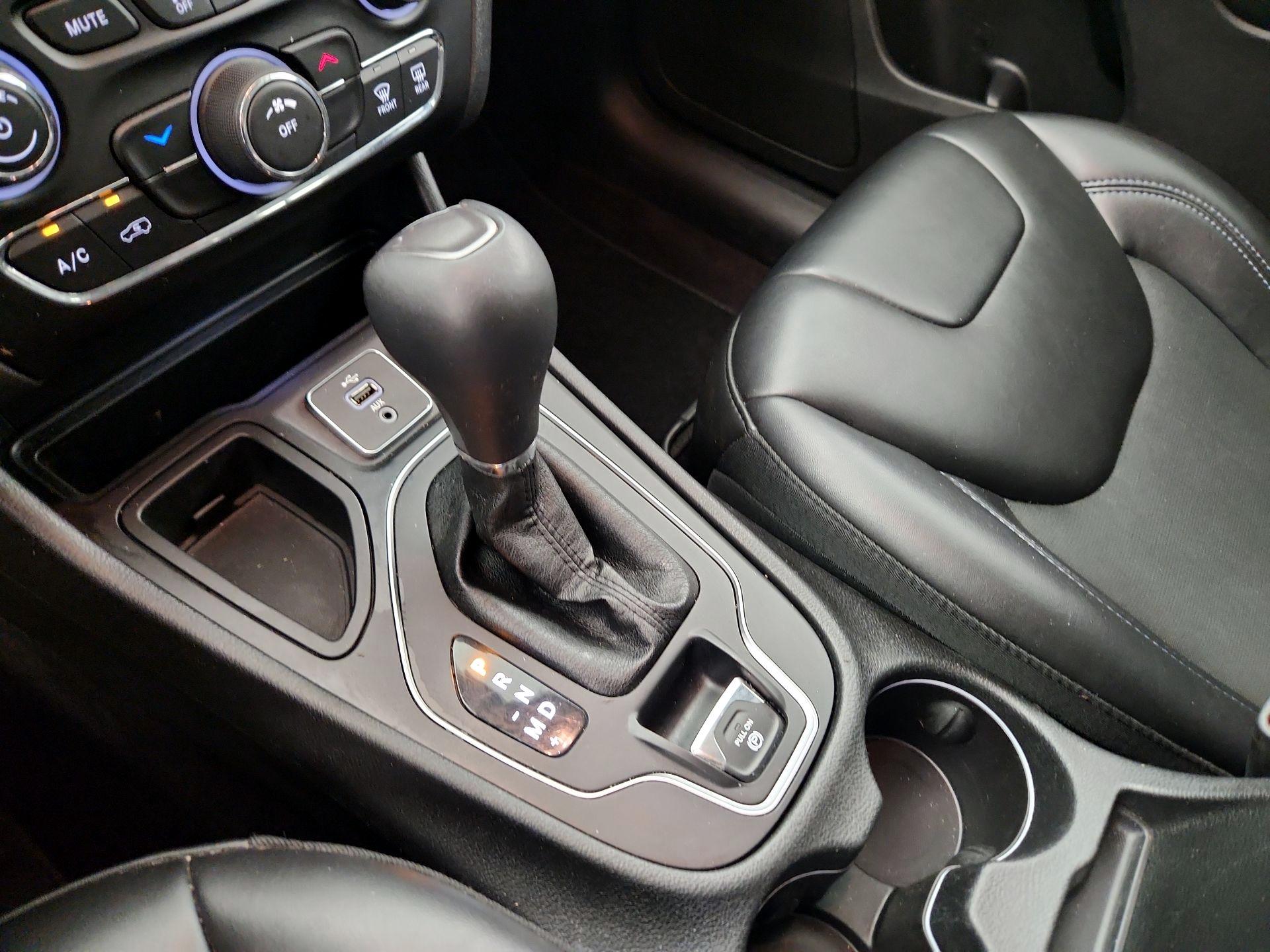 Thumbnail: 2019 Jeep Cherokee - 17