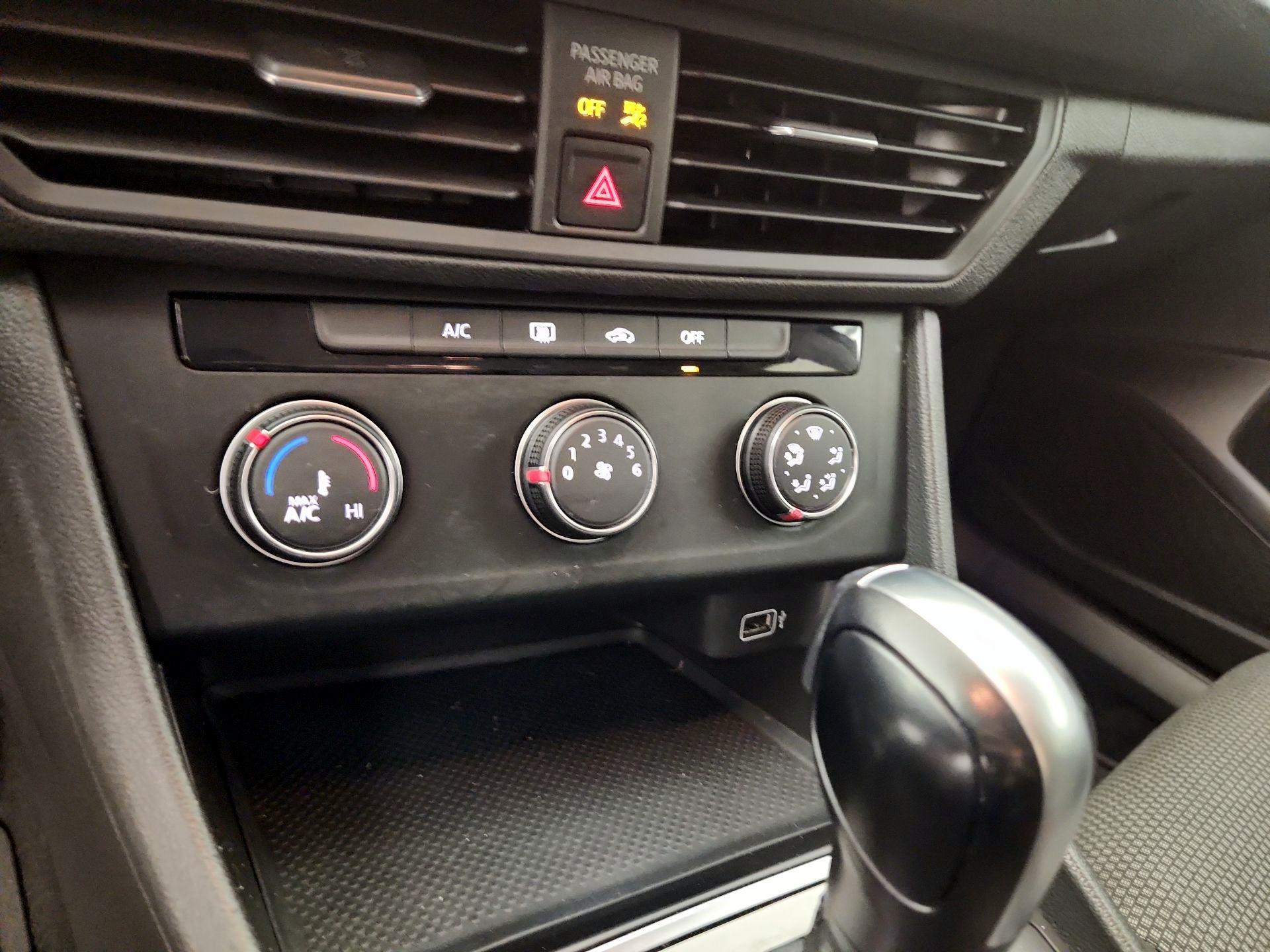 Thumbnail: 2019 Volkswagen Jetta - 16