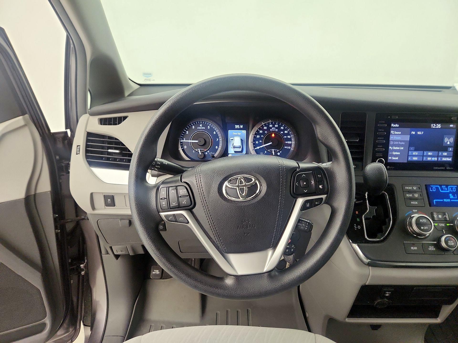 Thumbnail: 2019 Toyota Sienna - 10