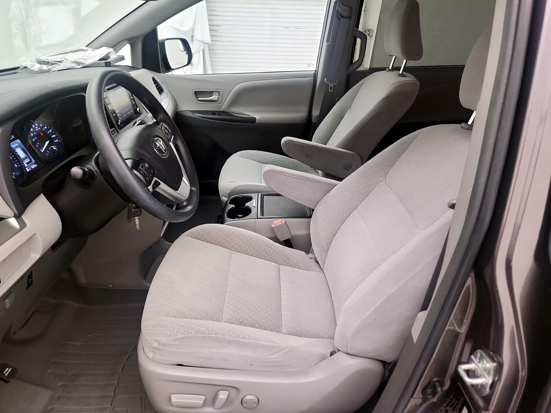 Thumbnail: 2019 Toyota Sienna - 11