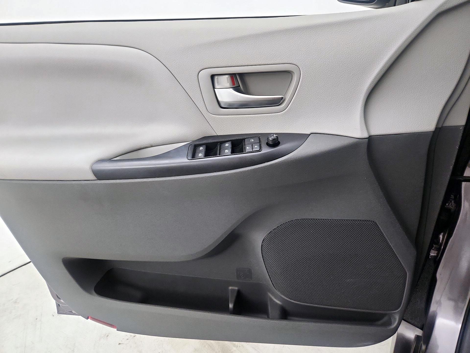 Thumbnail: 2019 Toyota Sienna - 12