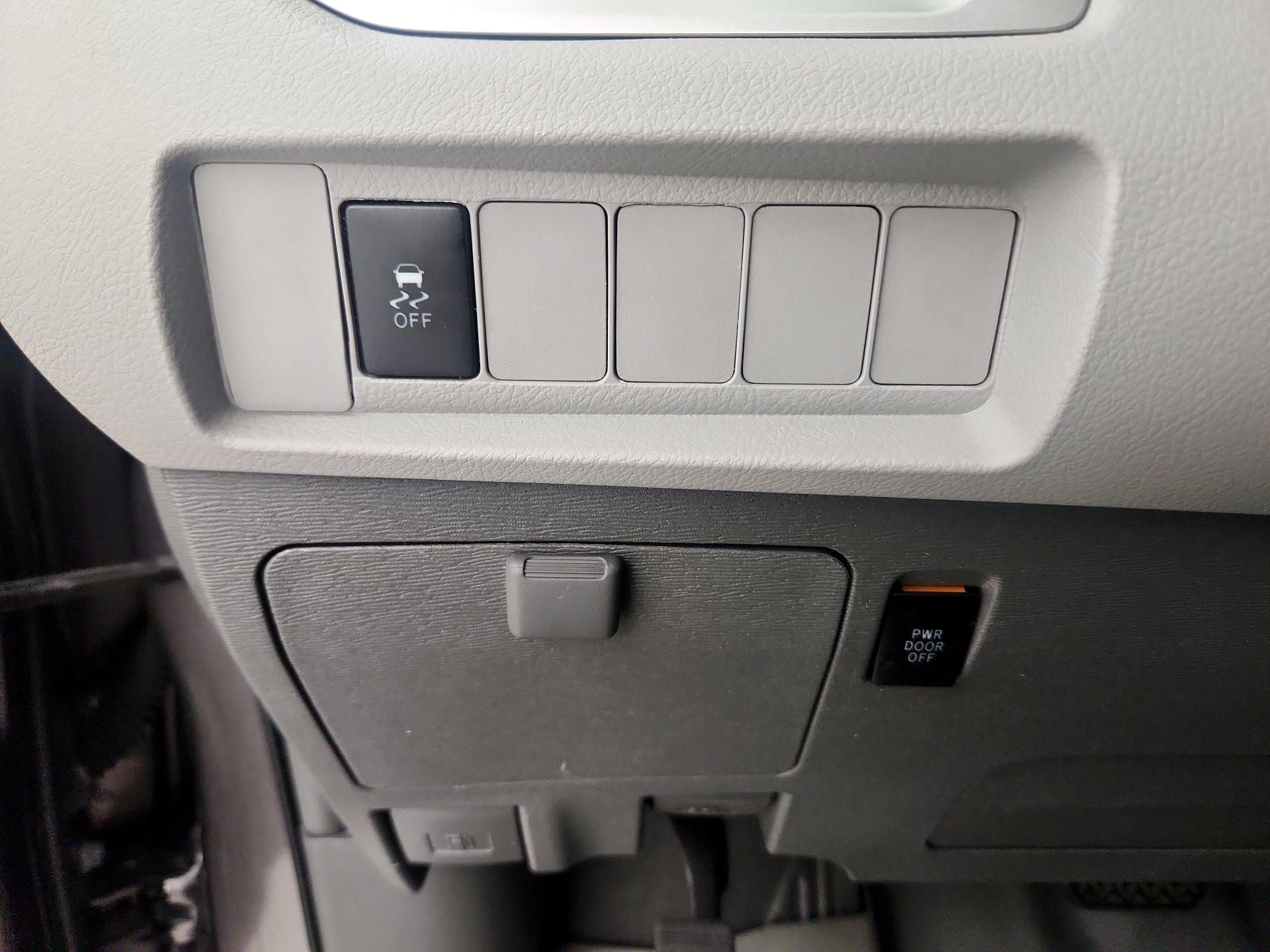 Thumbnail: 2019 Toyota Sienna - 13