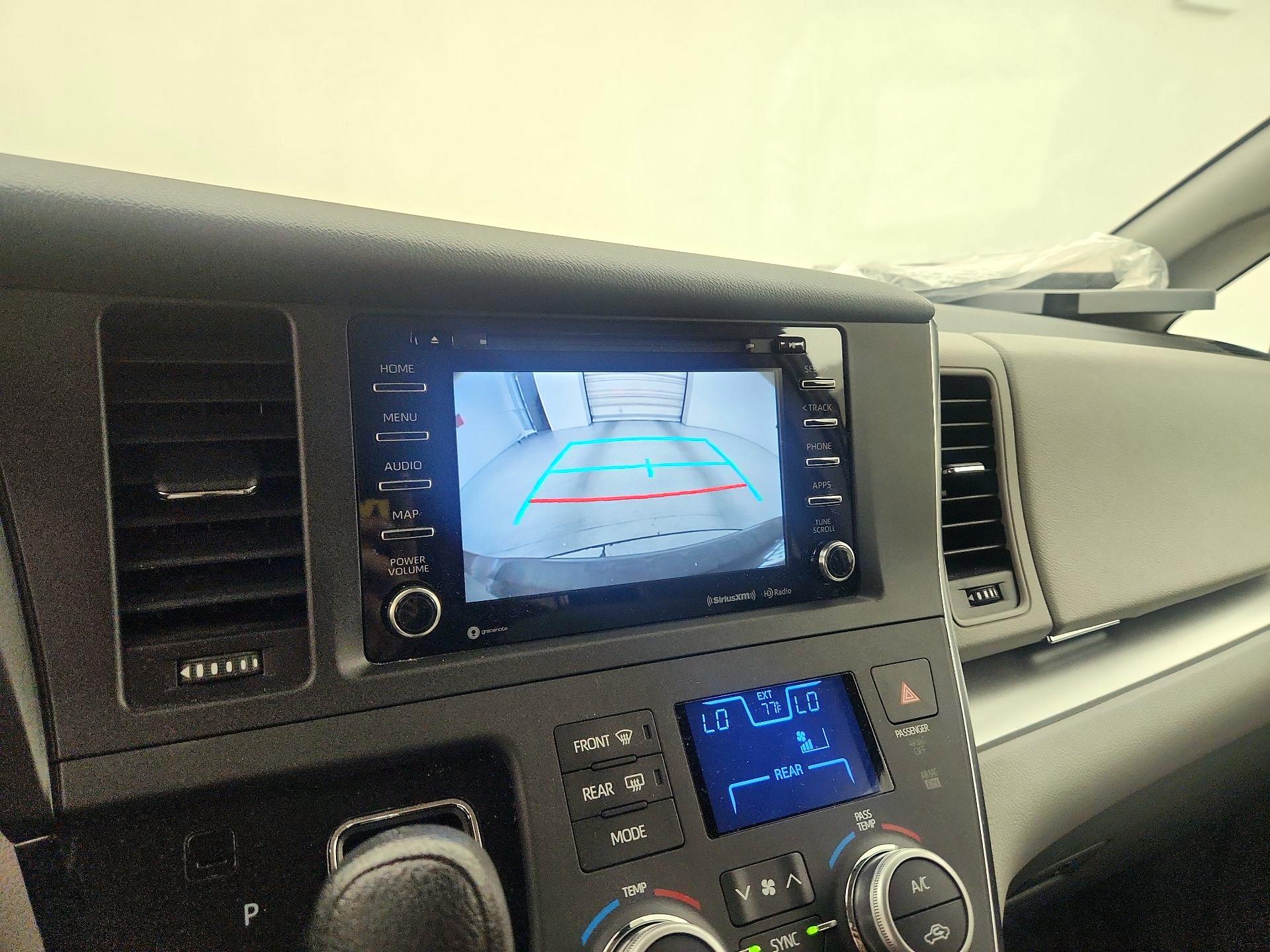 Thumbnail: 2019 Toyota Sienna - 14