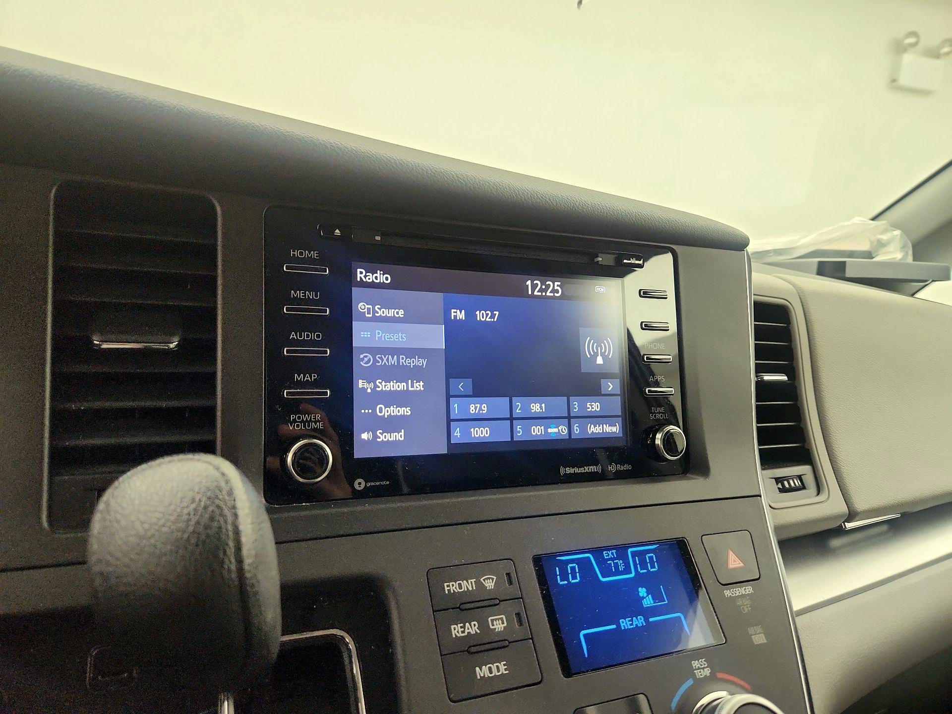 Thumbnail: 2019 Toyota Sienna - 15