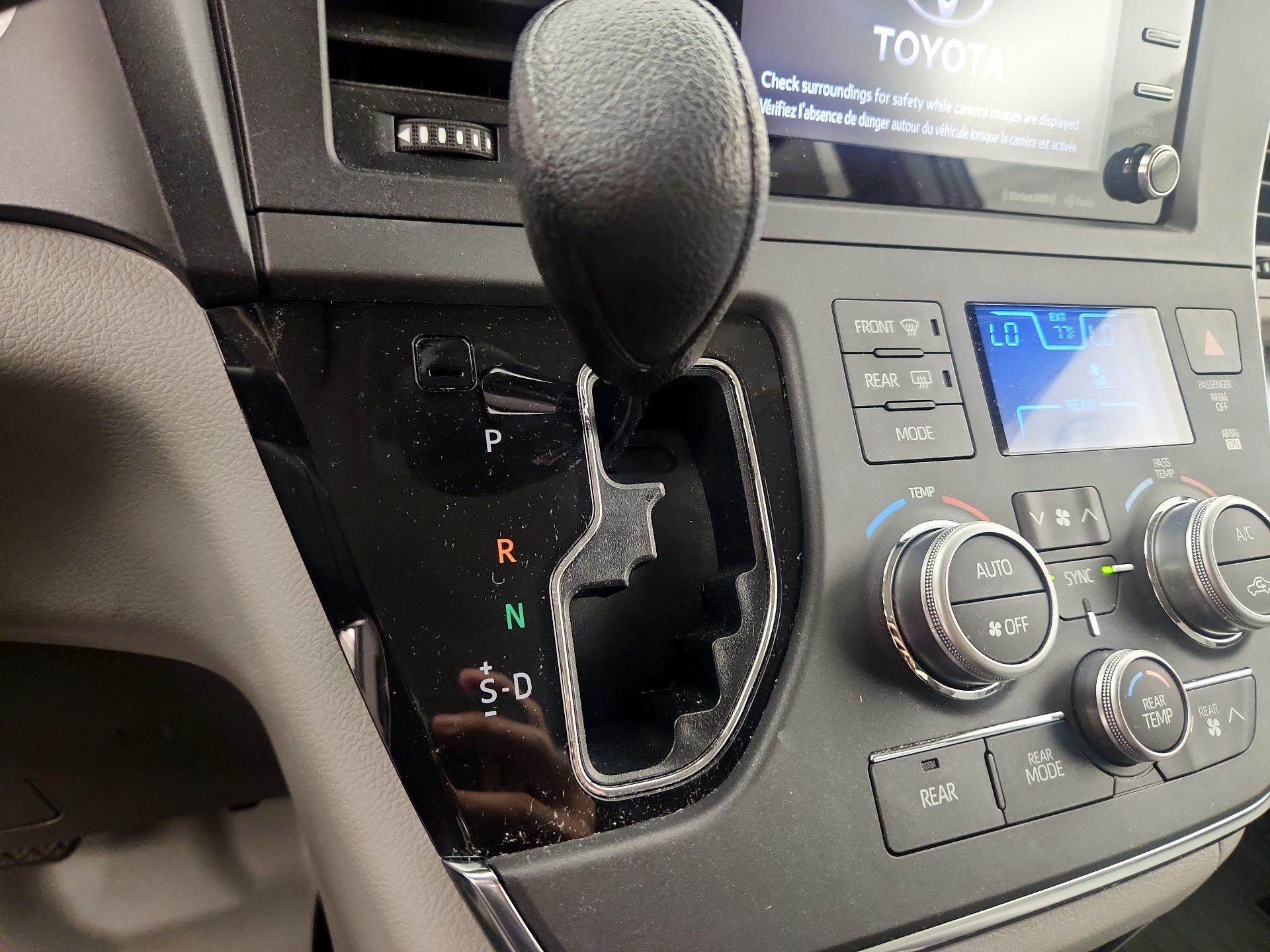 Thumbnail: 2019 Toyota Sienna - 17