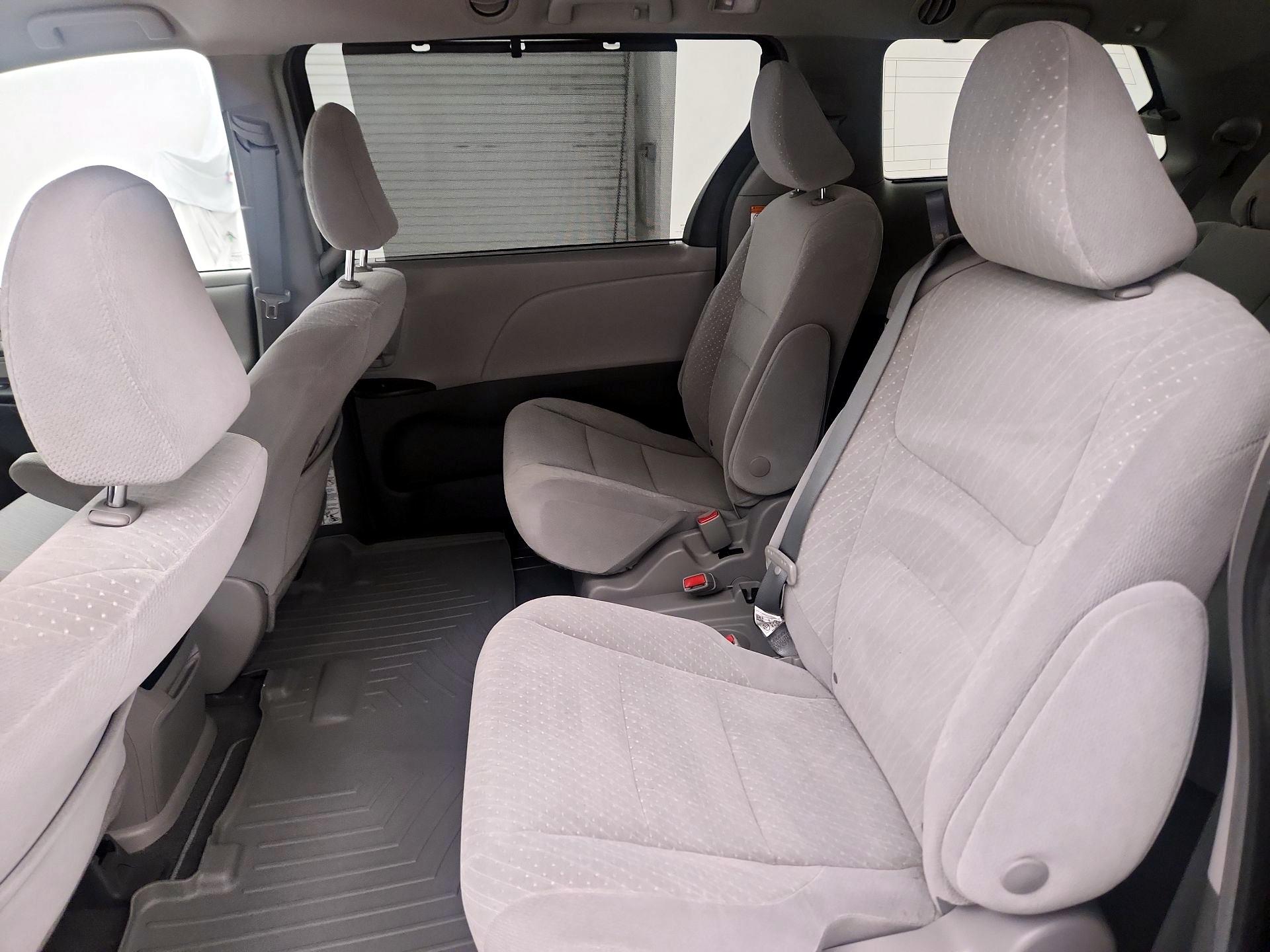 Thumbnail: 2019 Toyota Sienna - 19